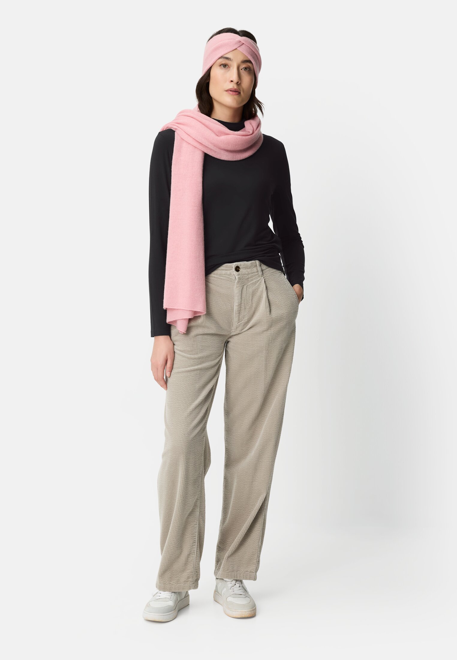 Damen Langarmshirt mit Stehkragen Kaviar getragen vorne Ganzkörper