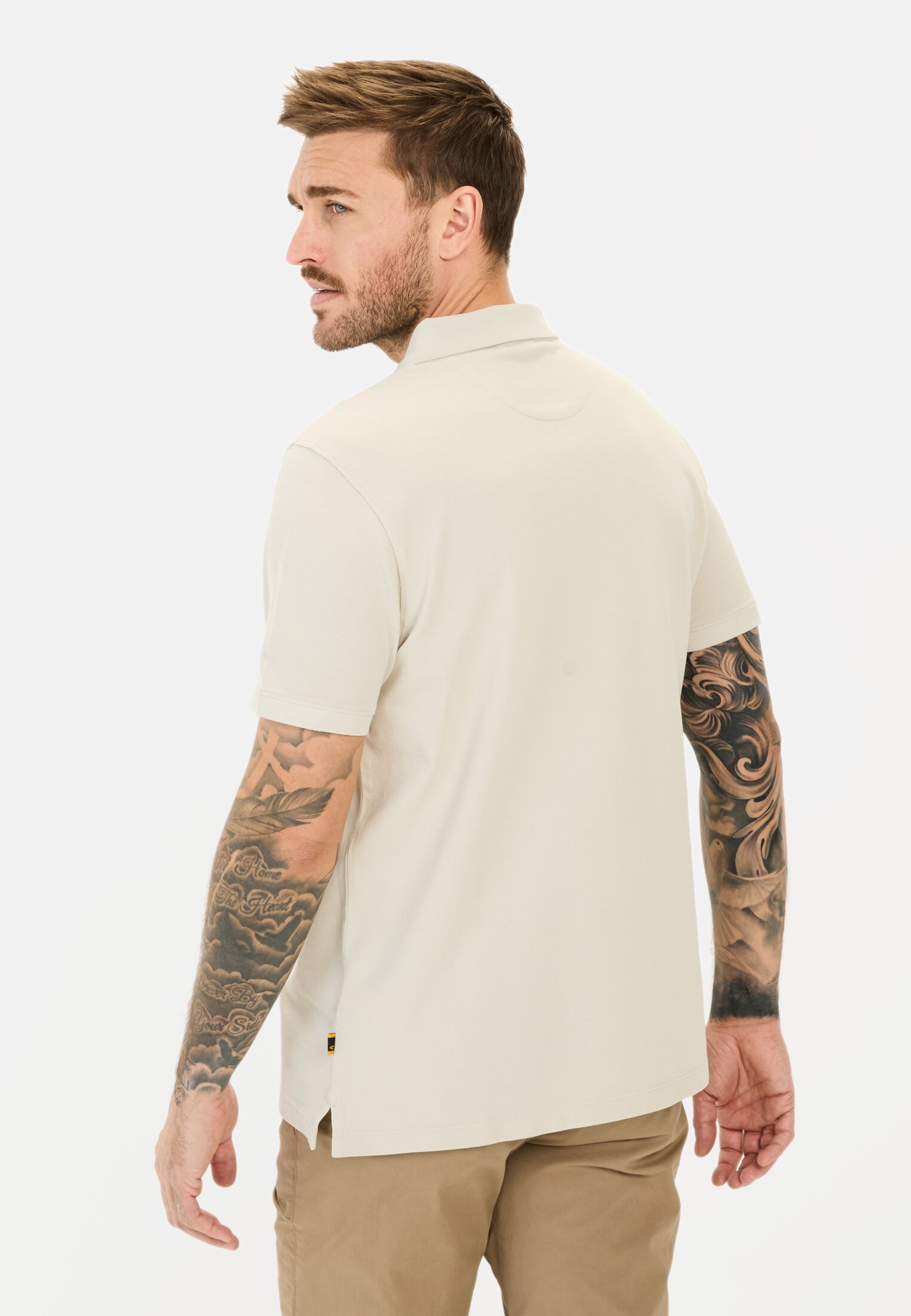 MI_09920-5P00-16_M2-00 Herren Kurzarm Poloshirt aus Baumwolle Beige getragen hinten
