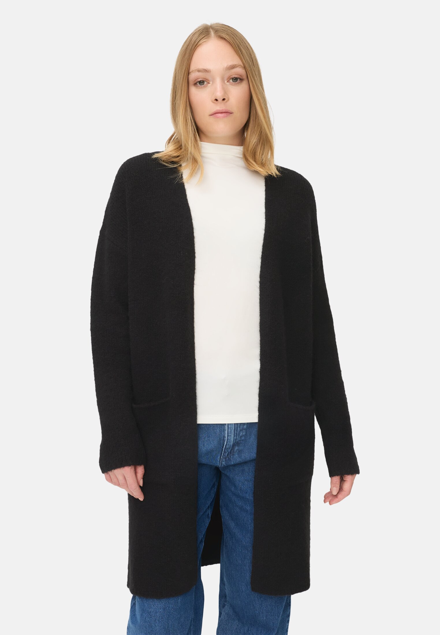 Damen Strickjacke mit aufgesetzten Taschen Kaviar getragen vorn
