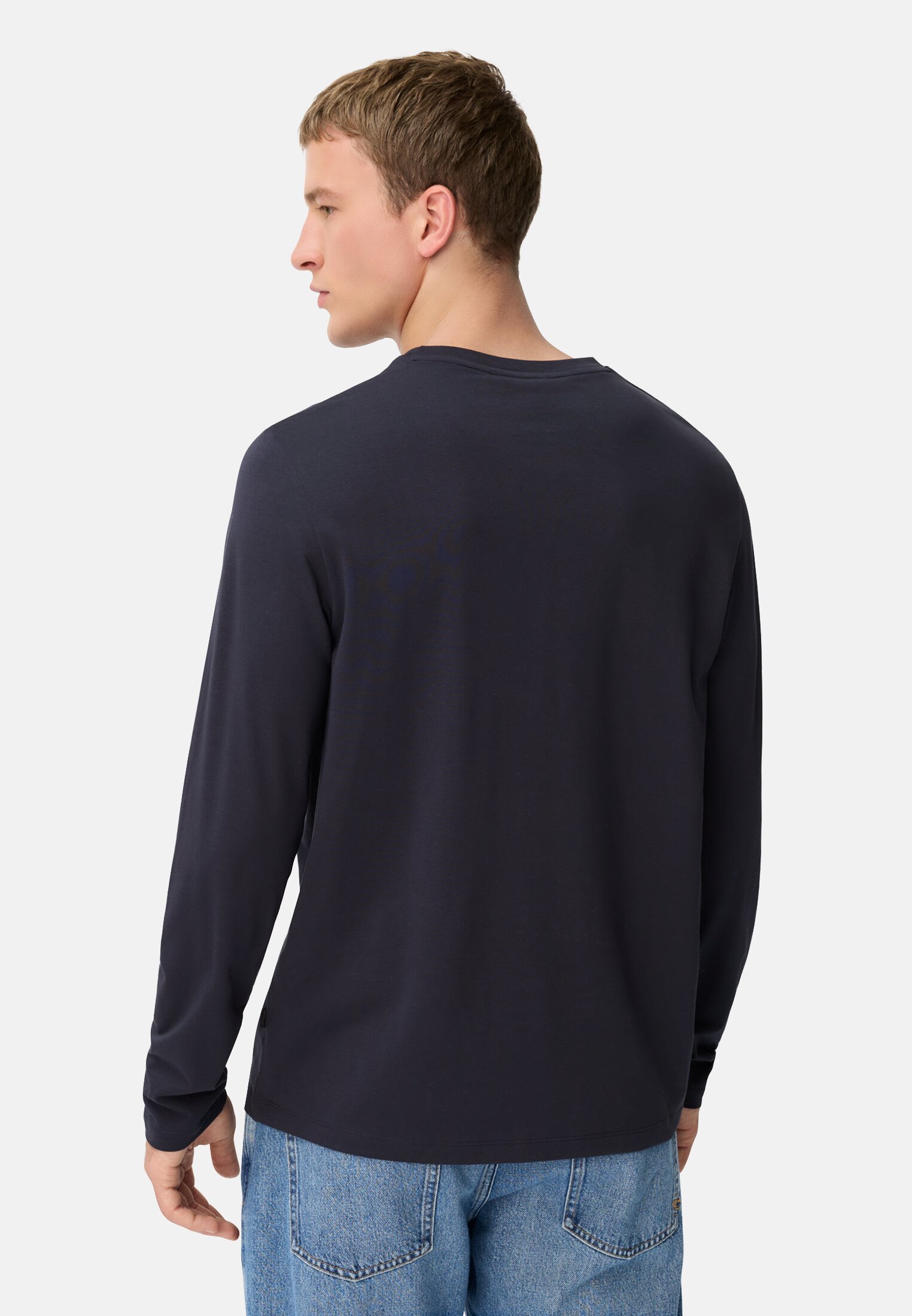 Herren fleXXXactive® Langarmshirt aus einem Baumwollmix Navyblau getragen hinten