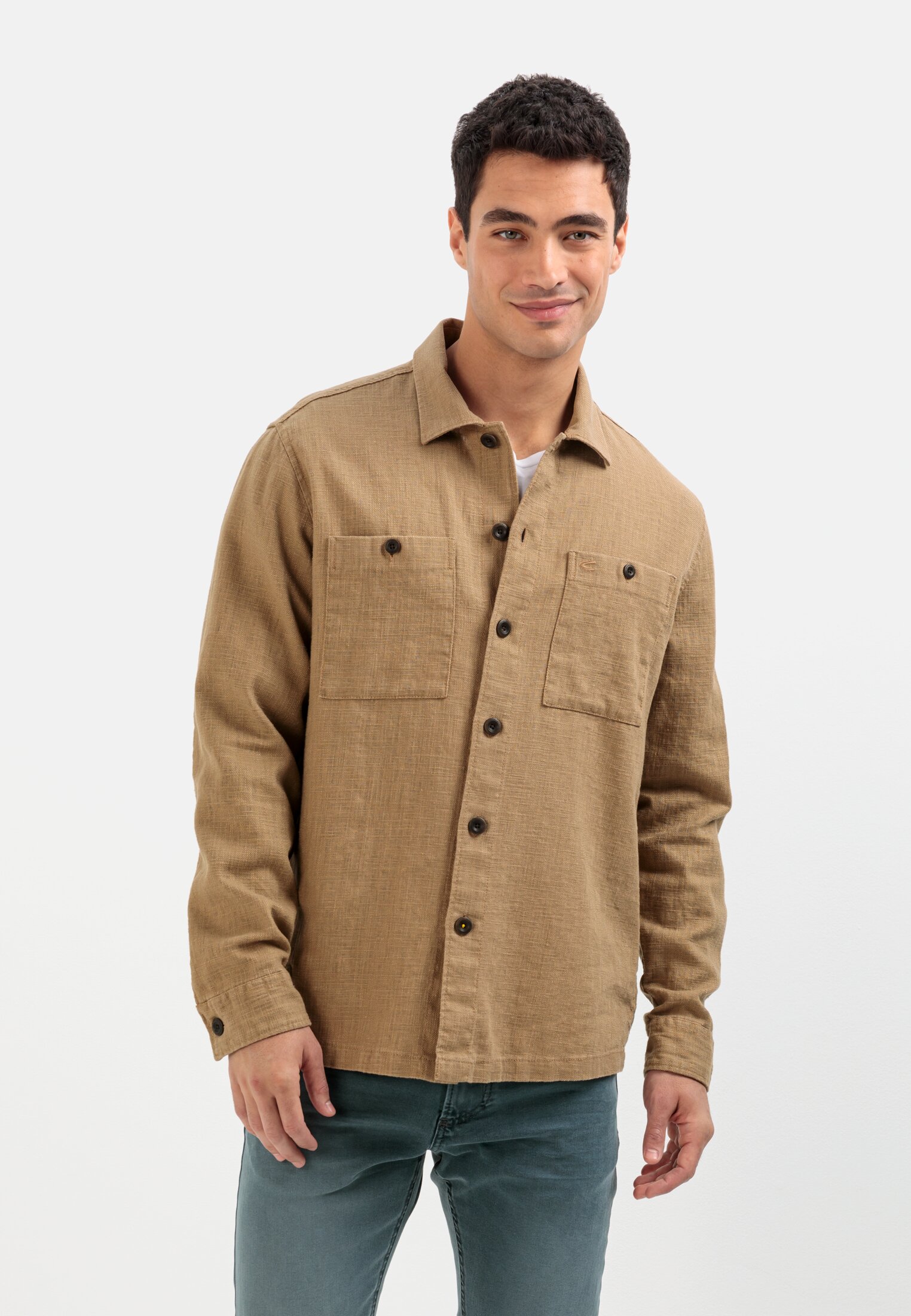 Herren Overshirt aus einem Leinen-Baumwollmix Braun getragen vorn