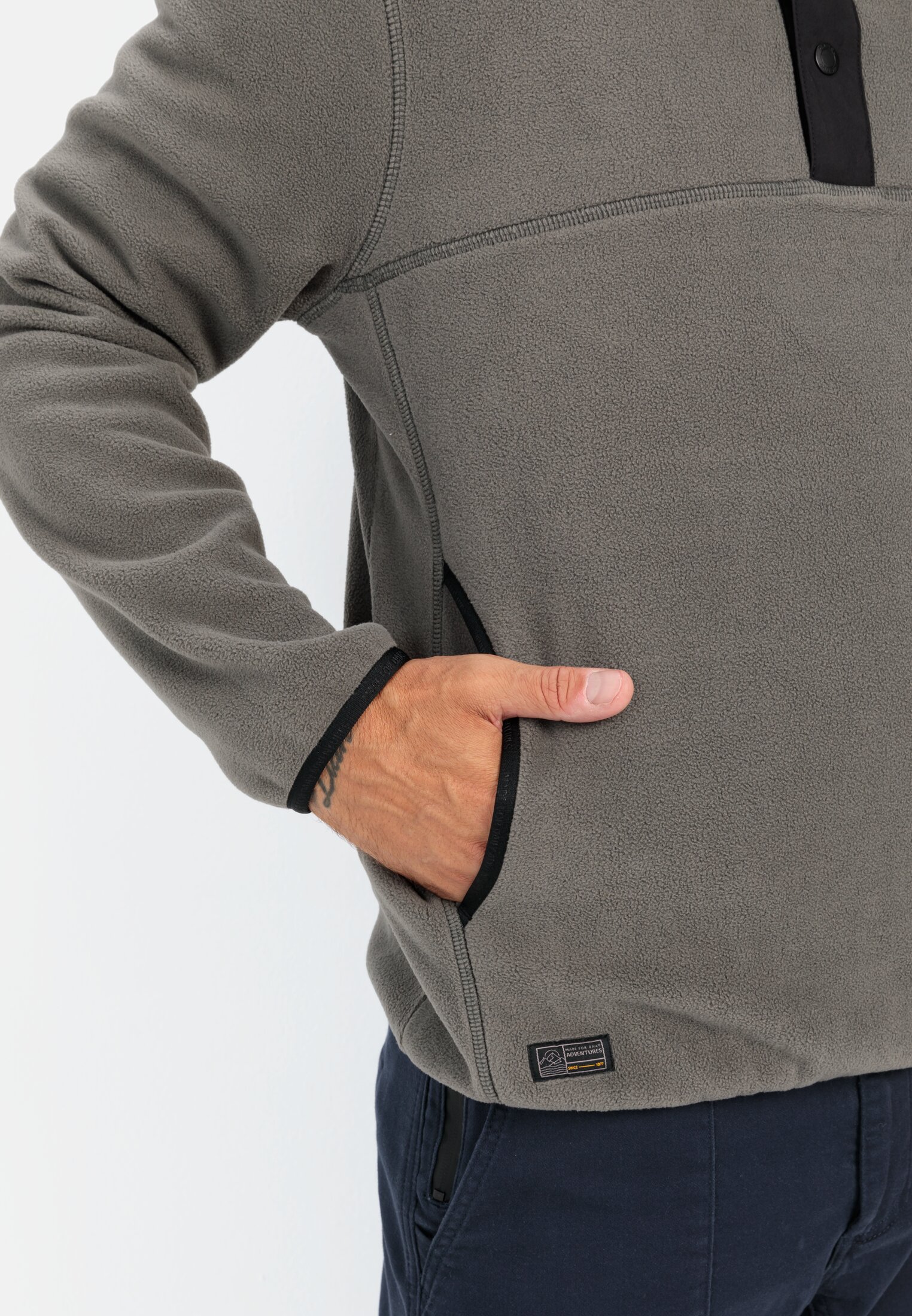 Men Fleece troyer made from recycled material Grey worn detail close