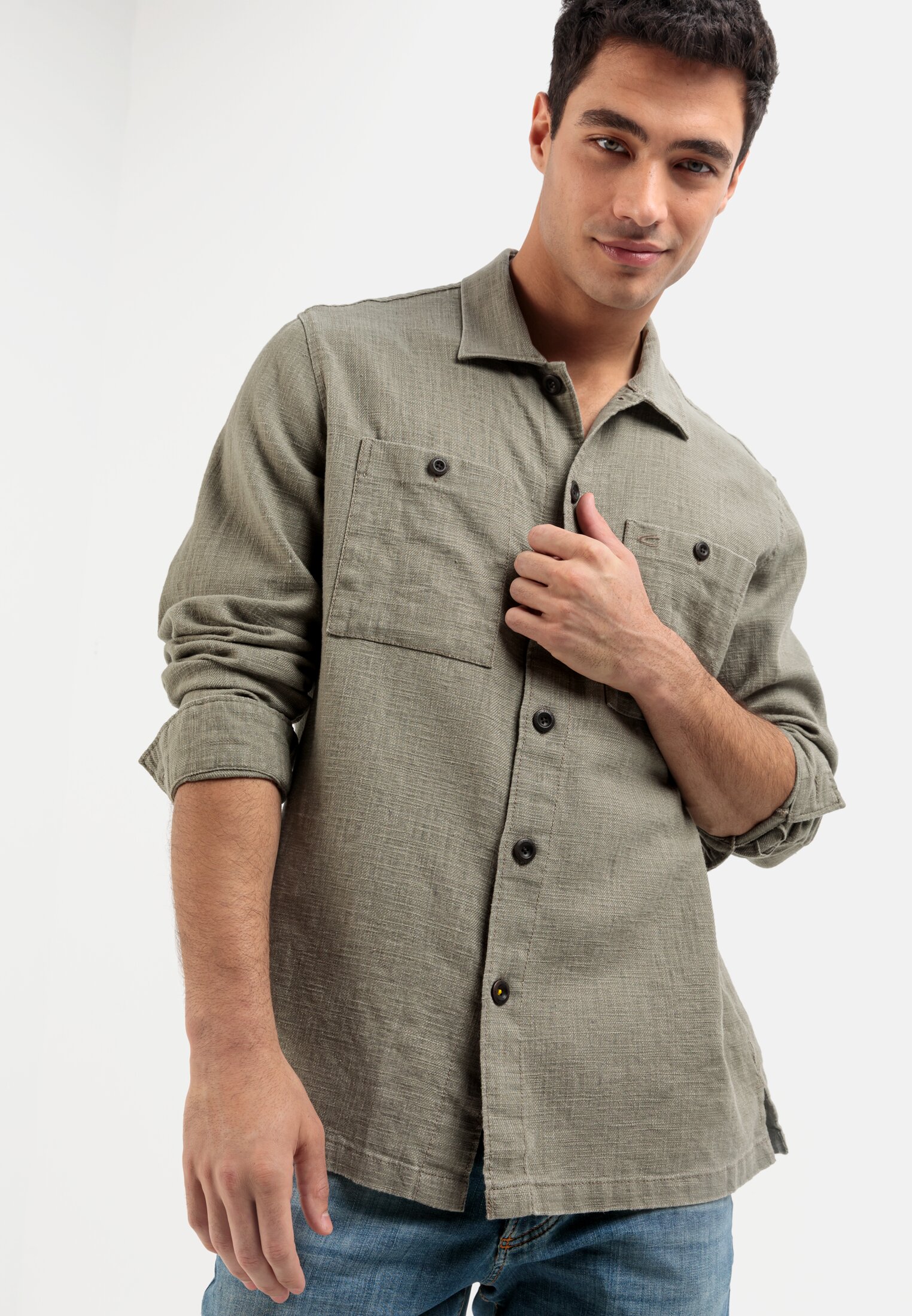 MI_09332-1S42-31_M4-00 Men Overshirt in a linen-cotton mix Khaki worn emotional