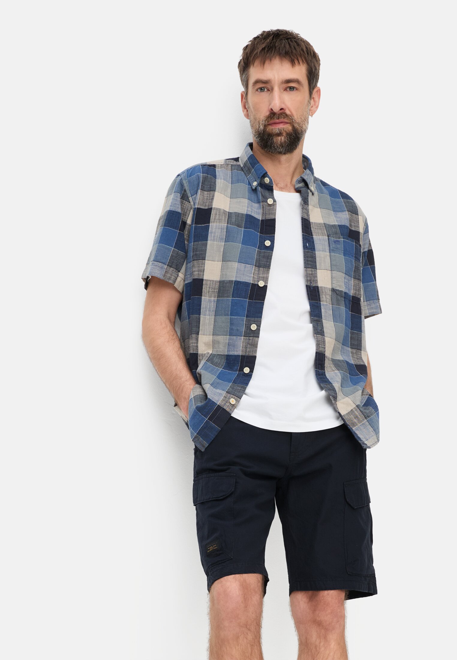 Herren Cargo Shorts mit Tunnelzug Dunkelblau getragen emotional