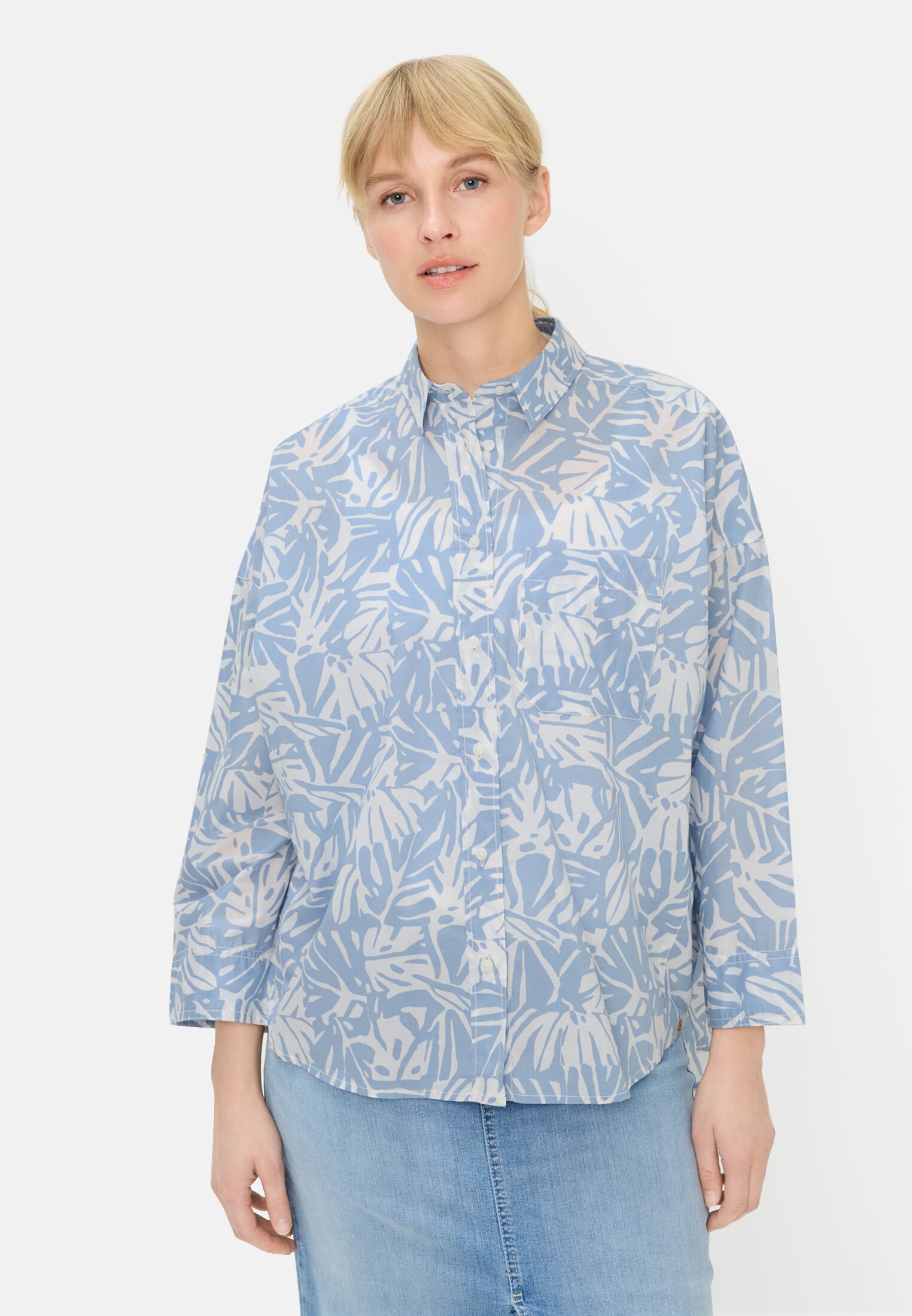 Damen Oversized Langarmbluse mit Knopfleiste Zartes Blau getragen vorn