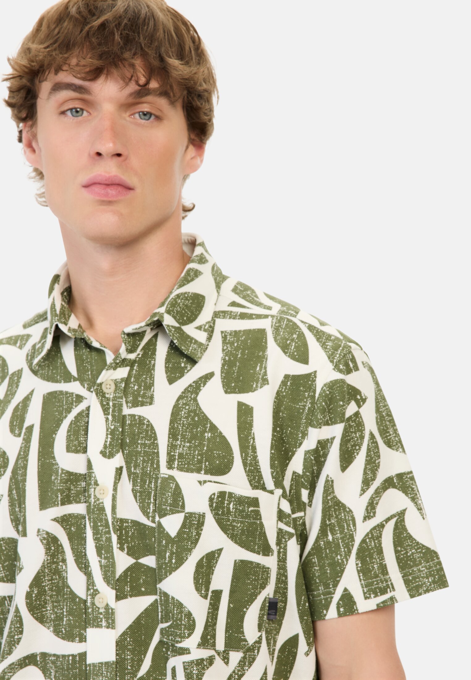 camelactive_Langarmshirt_Ecru_409269-5S69-03_M5 Herren Kurzarm-Hemd aus Piqué-Baumwolle Grün getragen detailliert nah