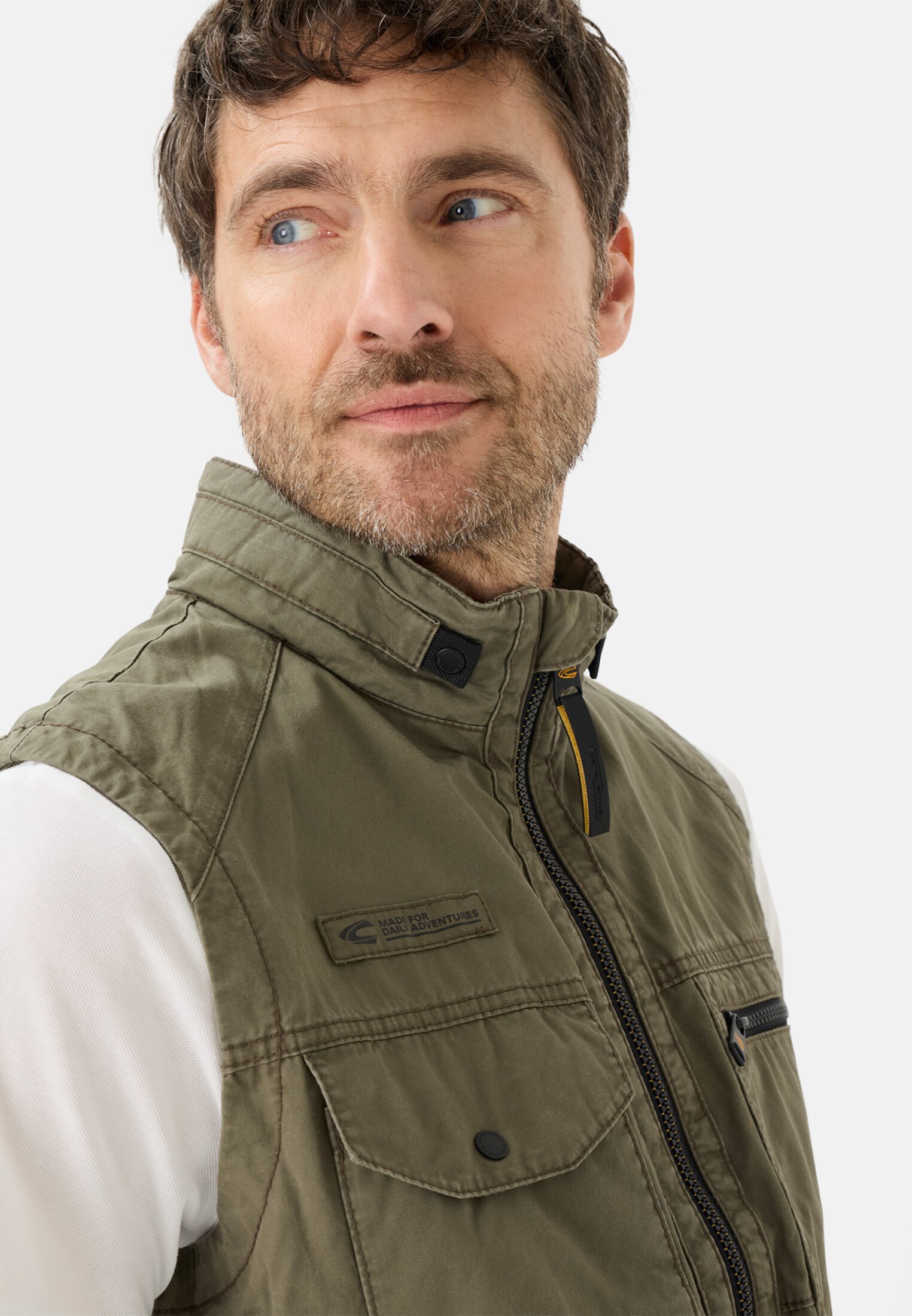 Men Outdoor vest with inner pockets Olive Green worn detail close