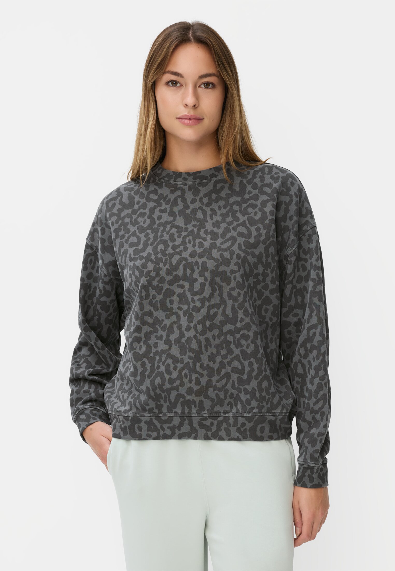 Damen Oversize-Sweatshirt aus 100% Baumwolle Dunkelgrau getragen vorn