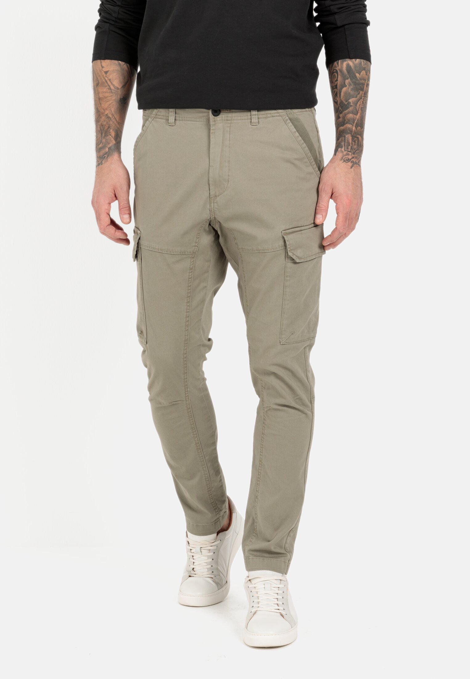 Men Tapered fit cargo pants Khaki worn front