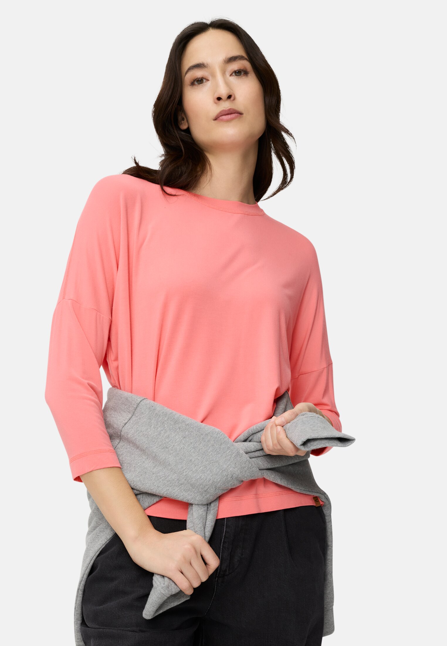 Damen Langarmshirt mit Rundhalsausschnitt Beere getragen emotional