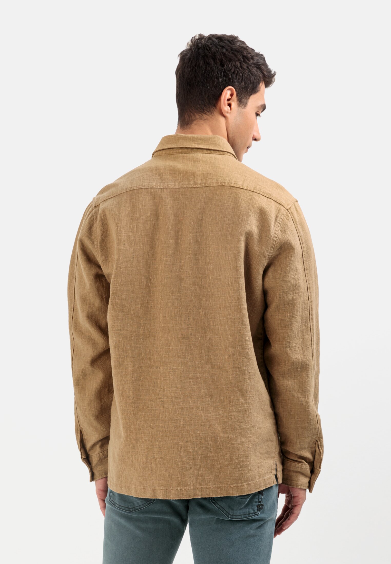 Herren Overshirt aus einem Leinen-Baumwollmix Braun getragen hinten