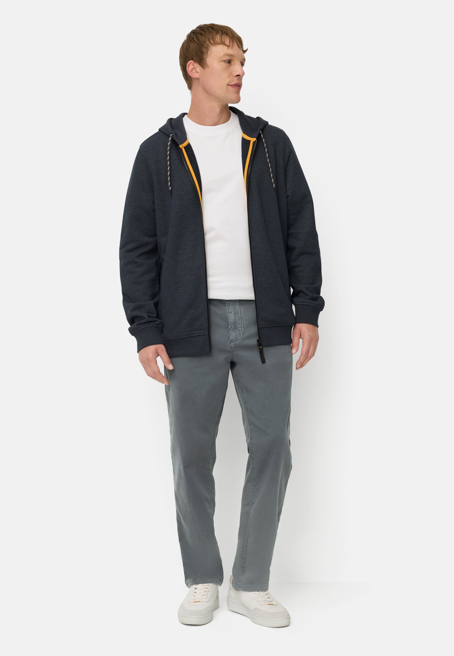 Heren Regular Fit fleXXXactive©broek Inktblauw gedragen voor lichaam compleet