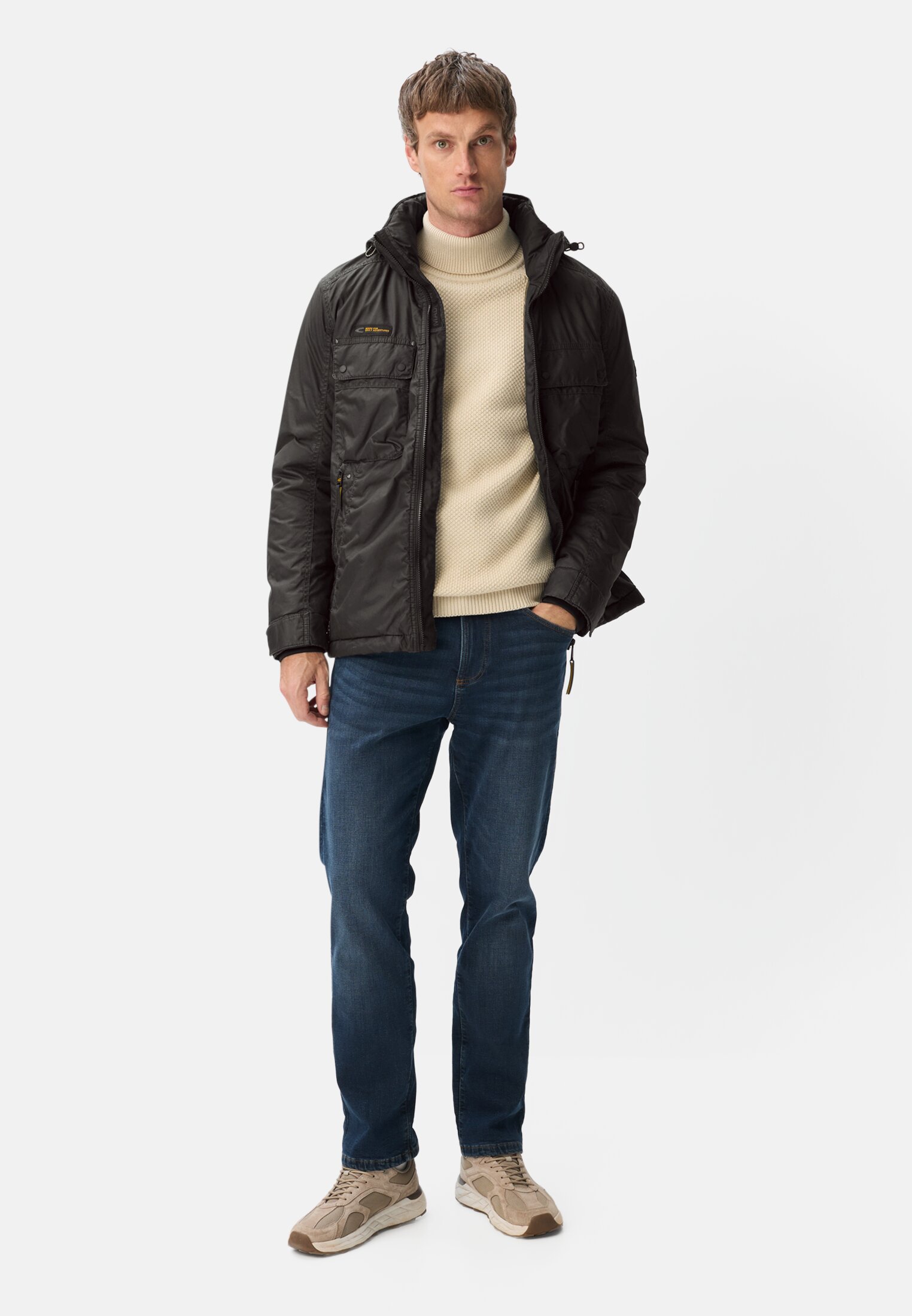 Herren Multipocket Jacke aus gewachster Baumwolle Schwarz getragen vorne Ganzkörper
