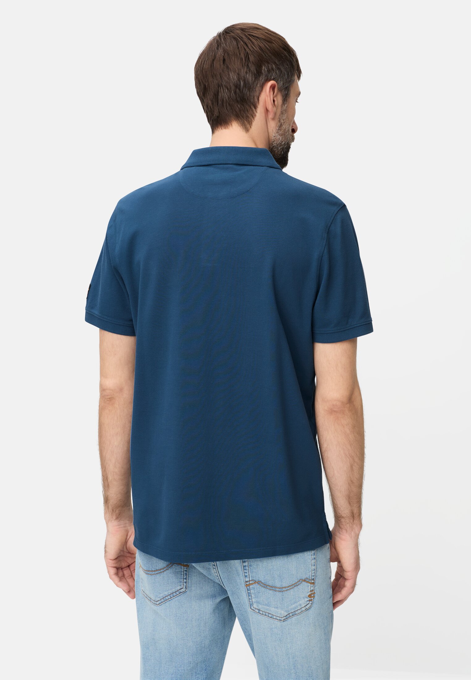 Herren Poloshirt aus reiner Baumwolle Indigoblau getragen hinten