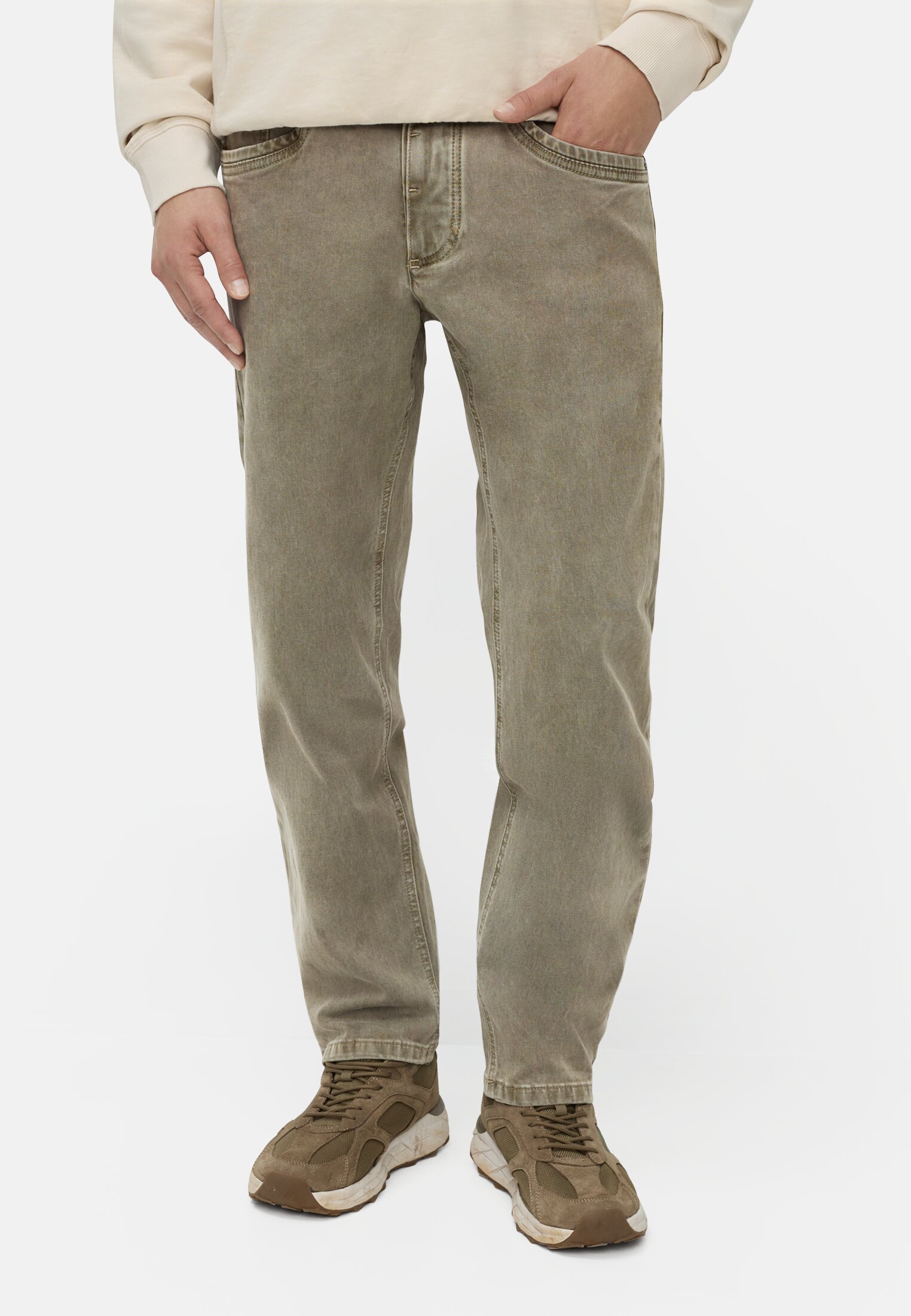 Heren 5-Pocket Relaxed Fit Broek gemaakt van een katoen mix Khaki gedragen voor