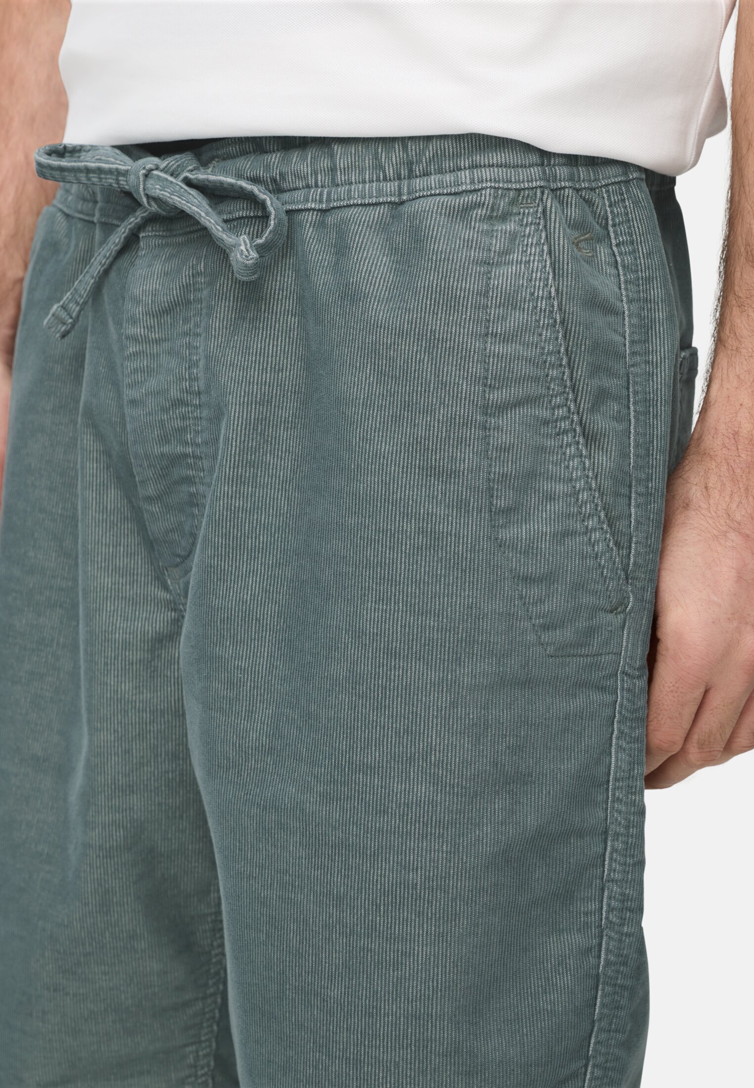 Herren Bermuda Shorts mit Tunnelzug Sturmblau getragen detailliert nah