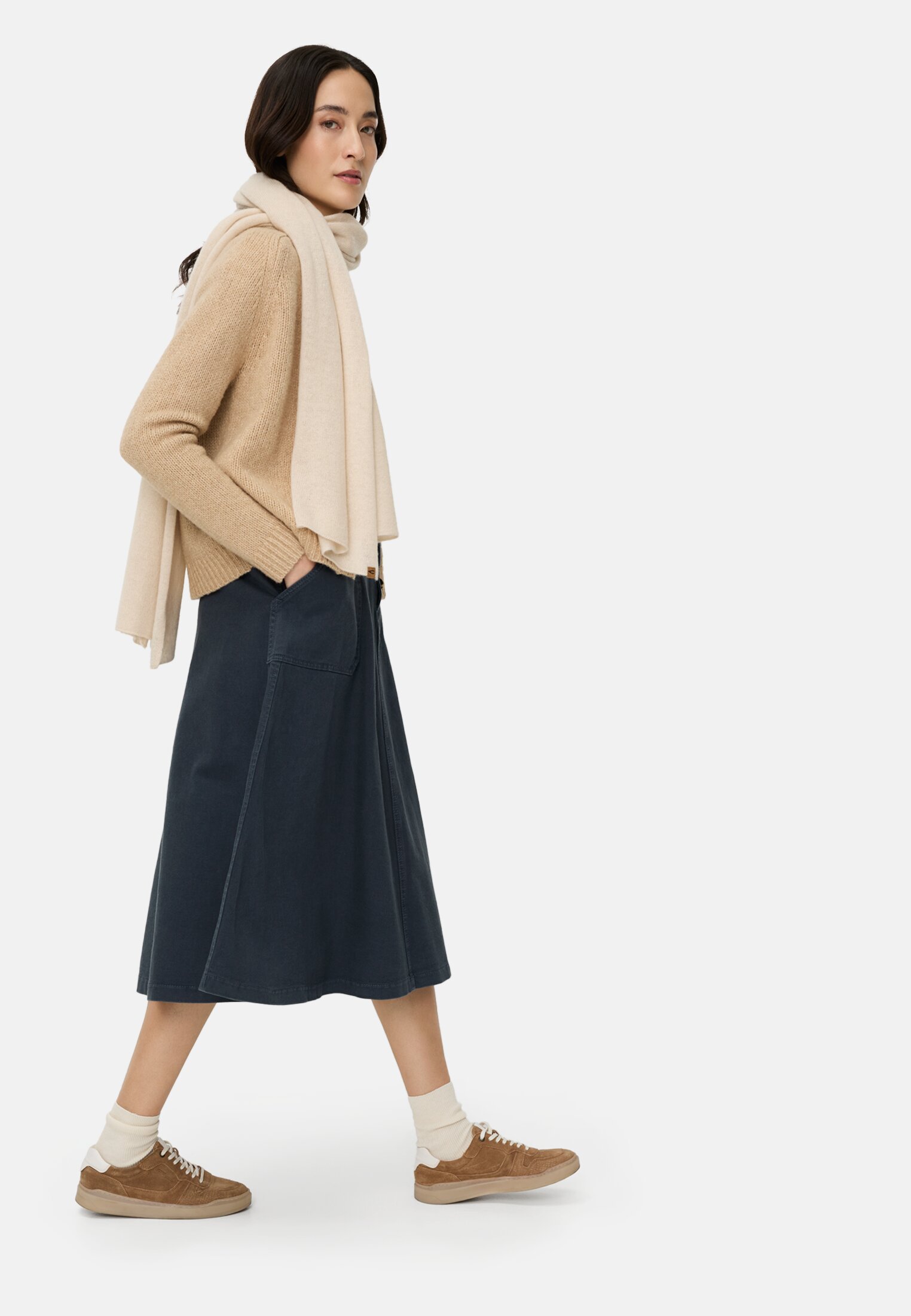 Damen Rock mit aufgesetzten Taschen Nachtblau getragen emotional