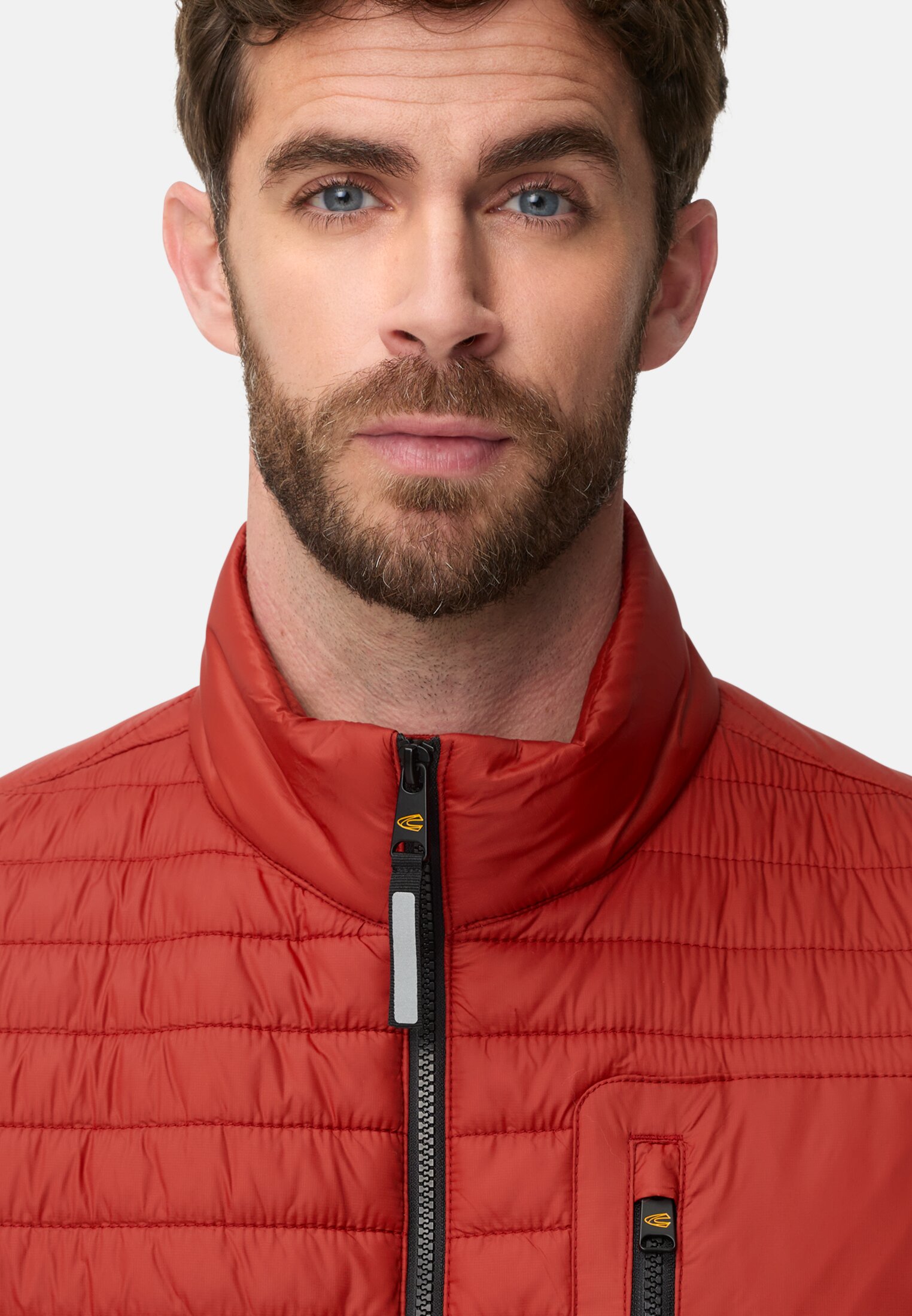 Herren Weste mit wasserabweisender Funktion Rot getragen detailliert nah