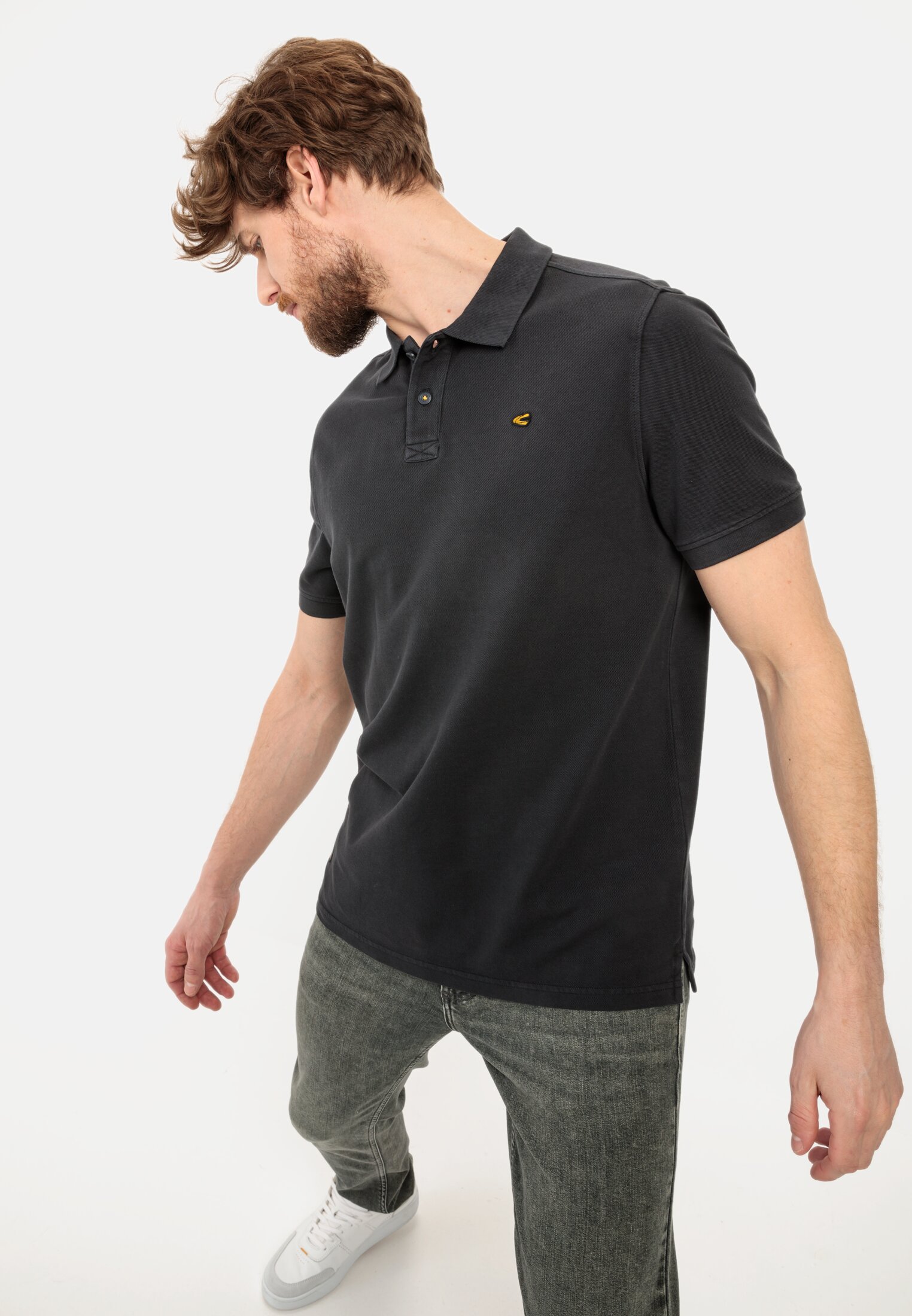 Herren Piqué Poloshirt aus zertifiziertem Organic Cotton Schwarz getragen emotional