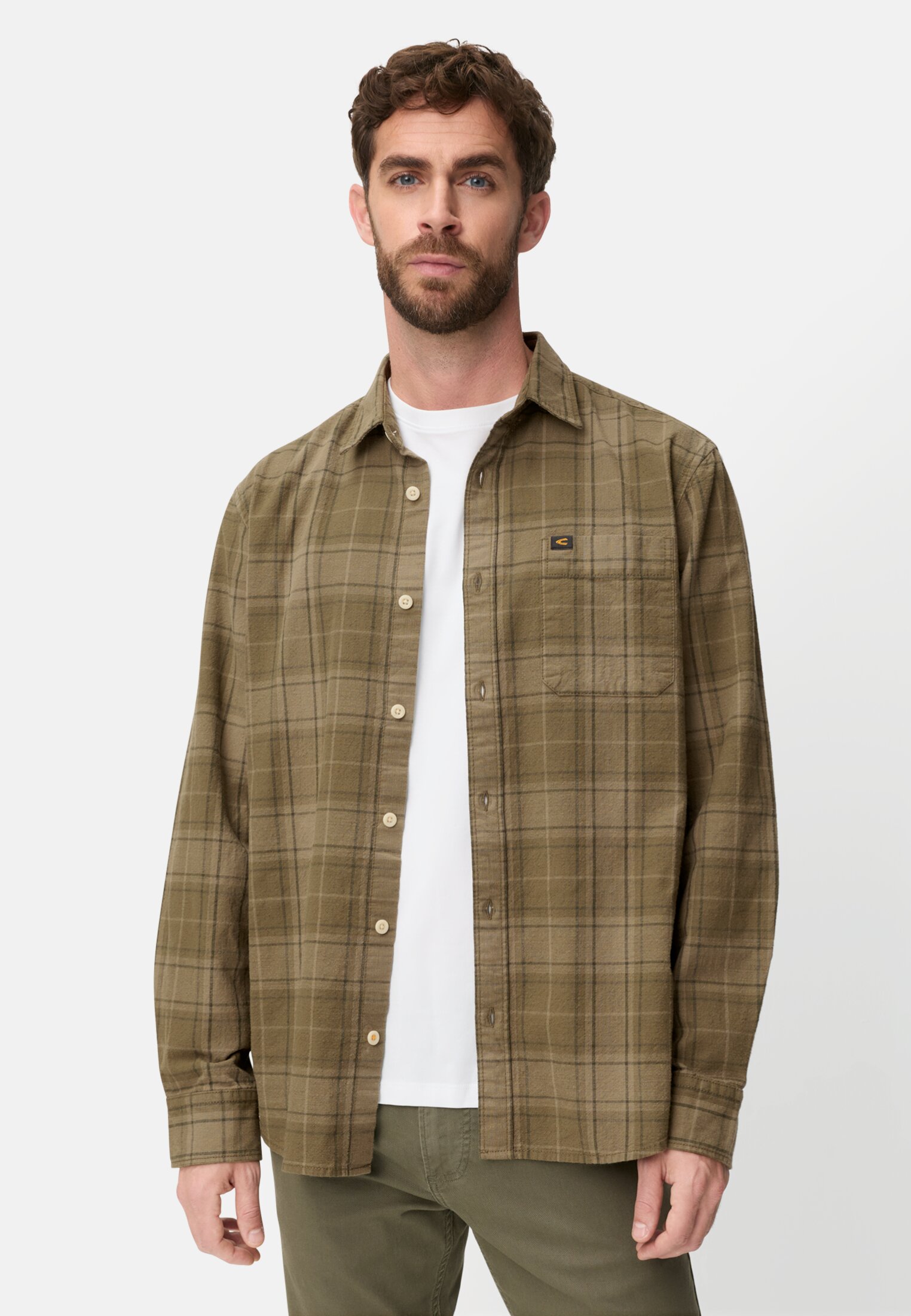 Herren Langarmhemd mit Brusttasche Olivgrün getragen vorn