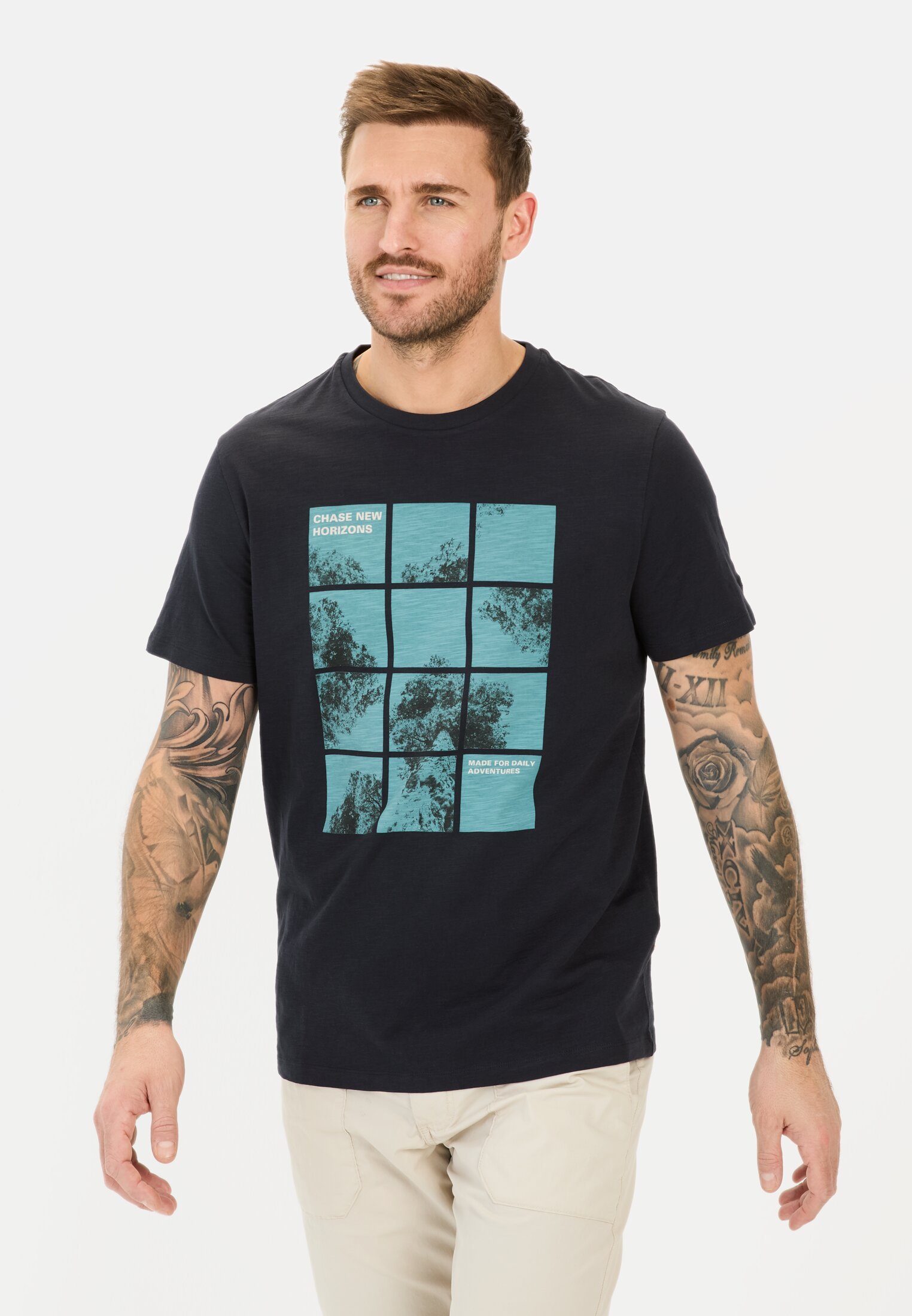 Herren T-Shirt mit Print aus Organic Cotton Dunkelblau getragen vorn