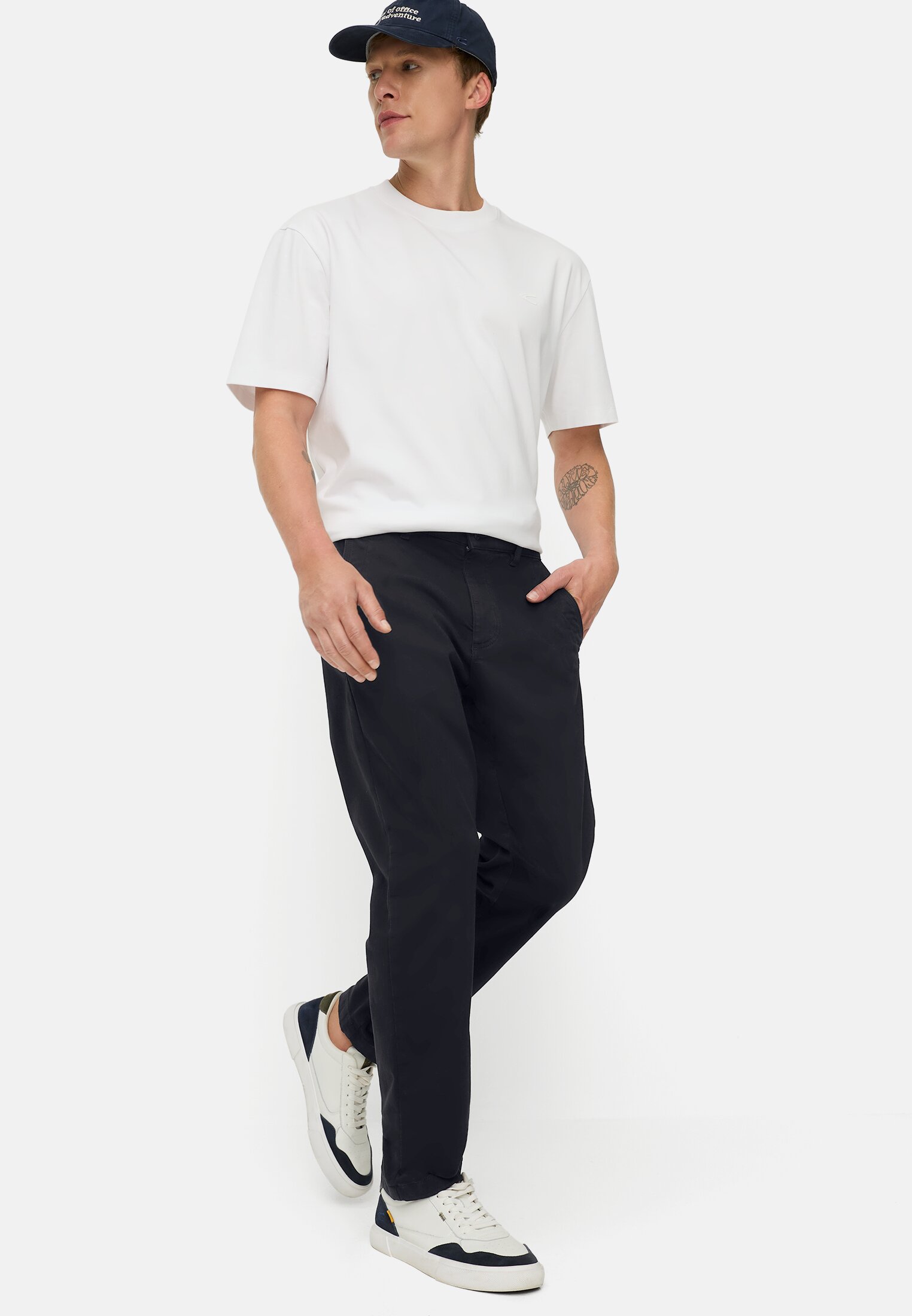 Heren fleXXXactive® Regular Fit Explorer Chino gedragen emotional
