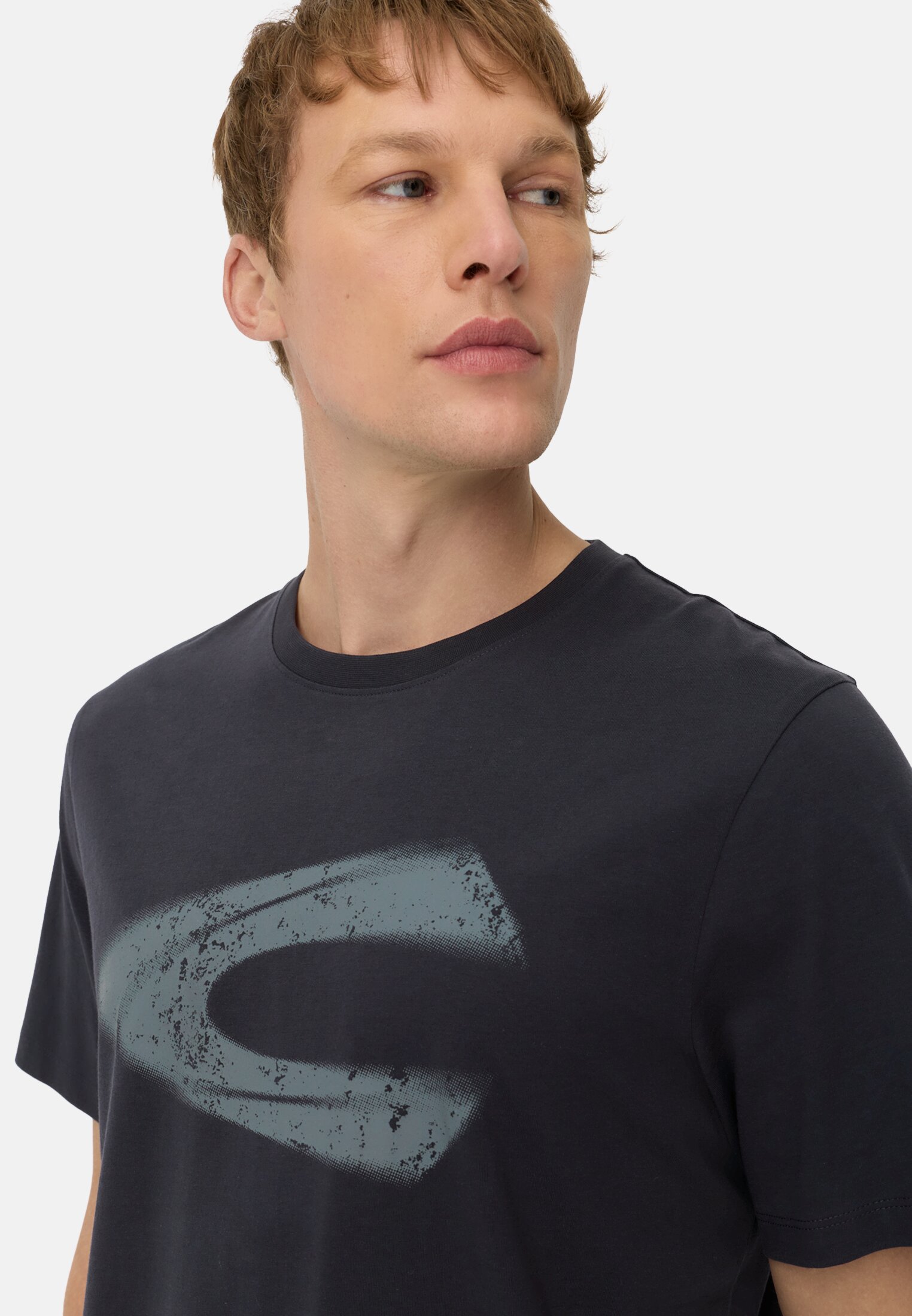 Herren T-Shirt mit Logoprint aus organic Cotton Navyblau getragen detailliert nah