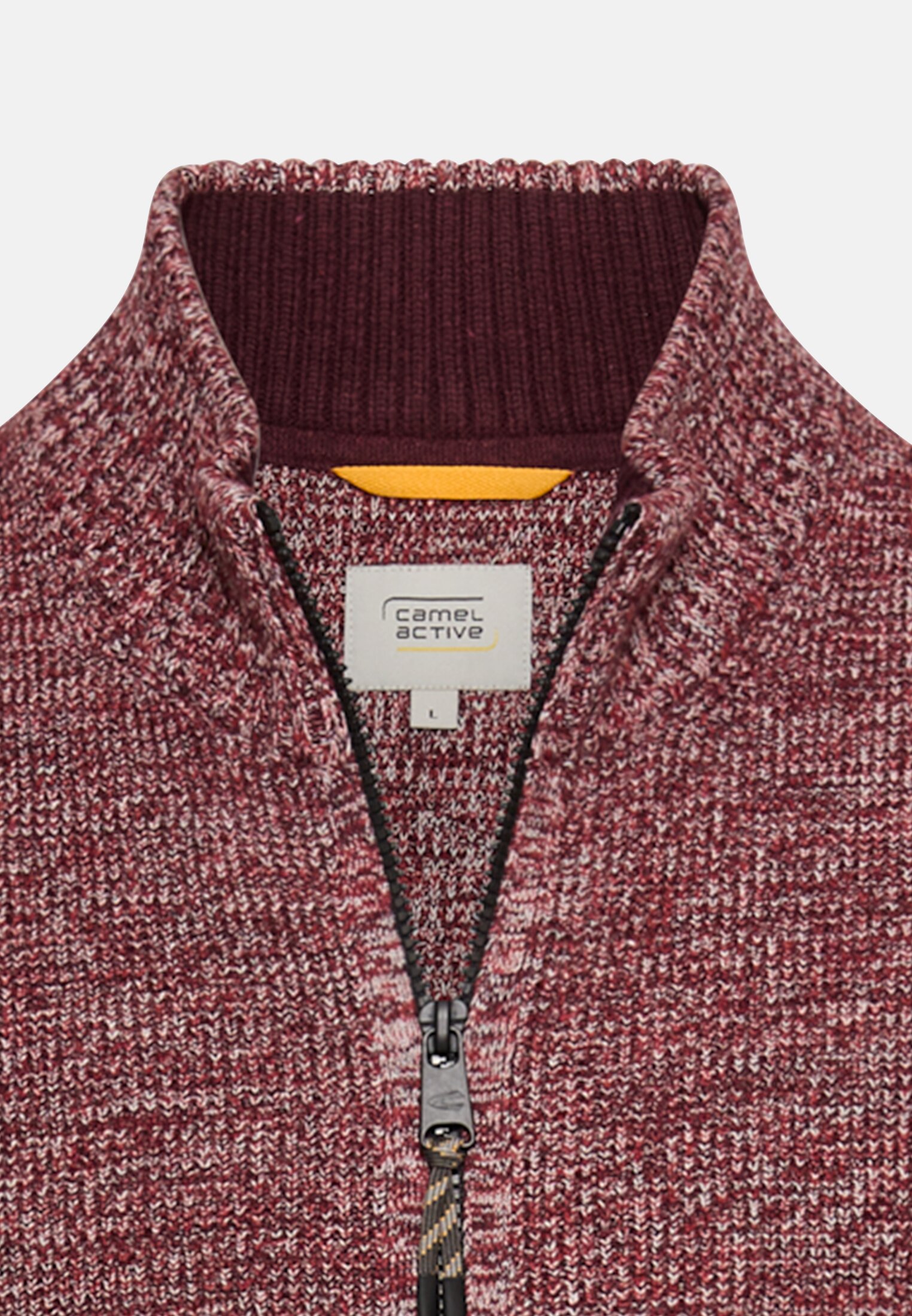 Herren Strickjacke aus einem soften Baumwollmix Bernsteinrot vorne nah