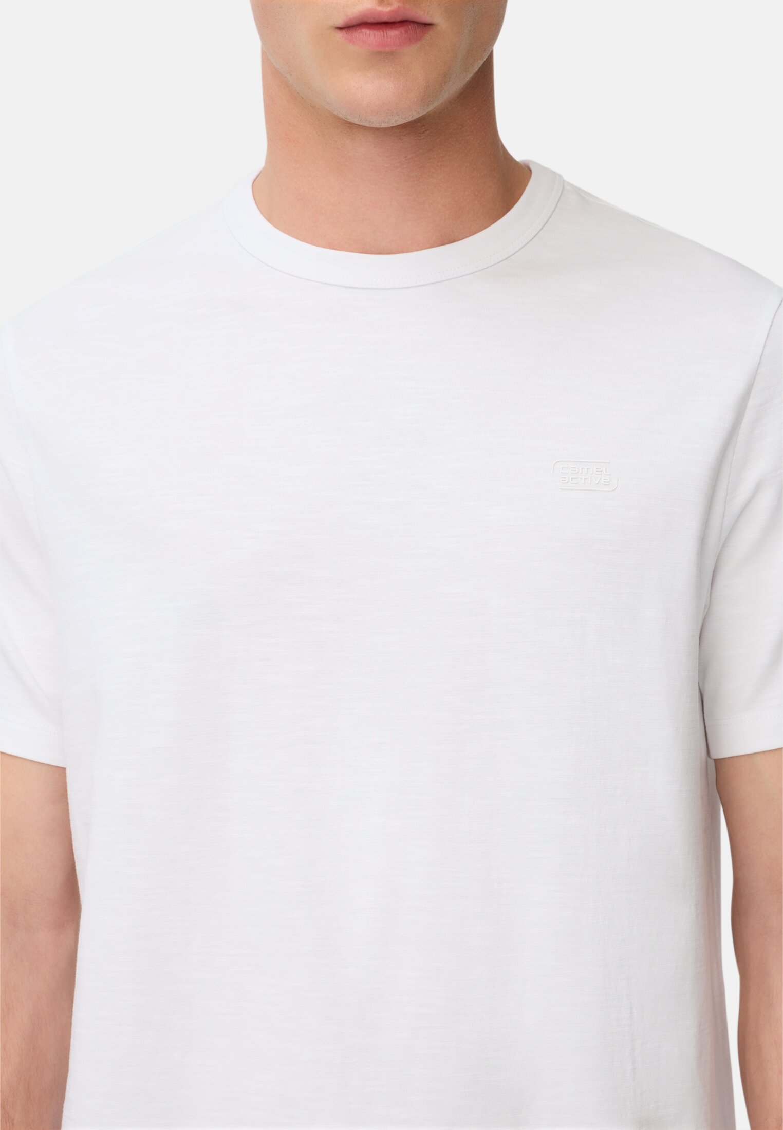 Herren Organic T-Shirt aus reiner Baumwolle mit Rundhalsausschnitt Weiß getragen detailliert nah