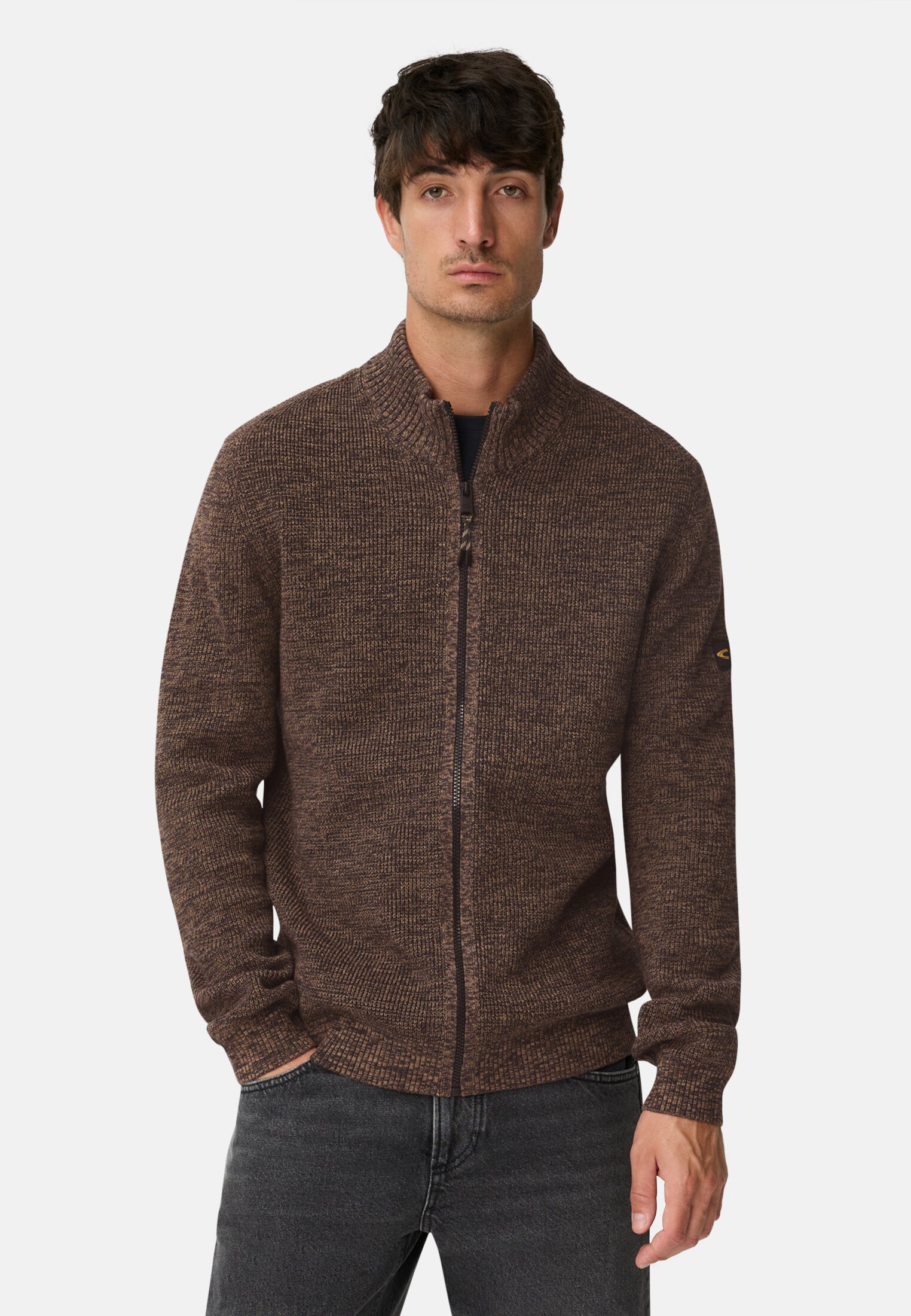 Herren Strickjacke aus einem soften Baumwollmix Dunkelbraun getragen vorn