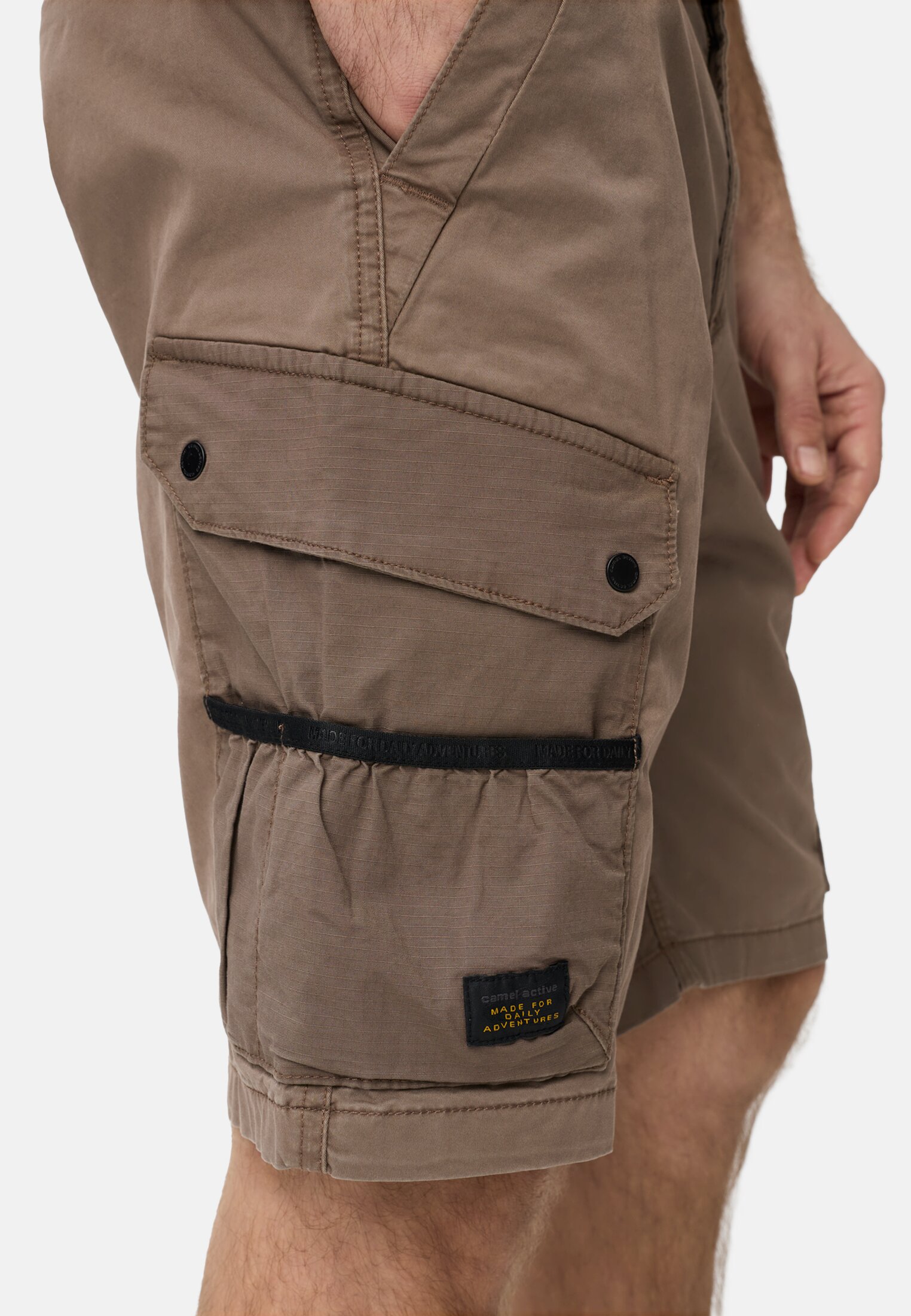 Herren Bermuda Shorts mit Cargo-Taschen Schlammbraun getragen detailliert nah