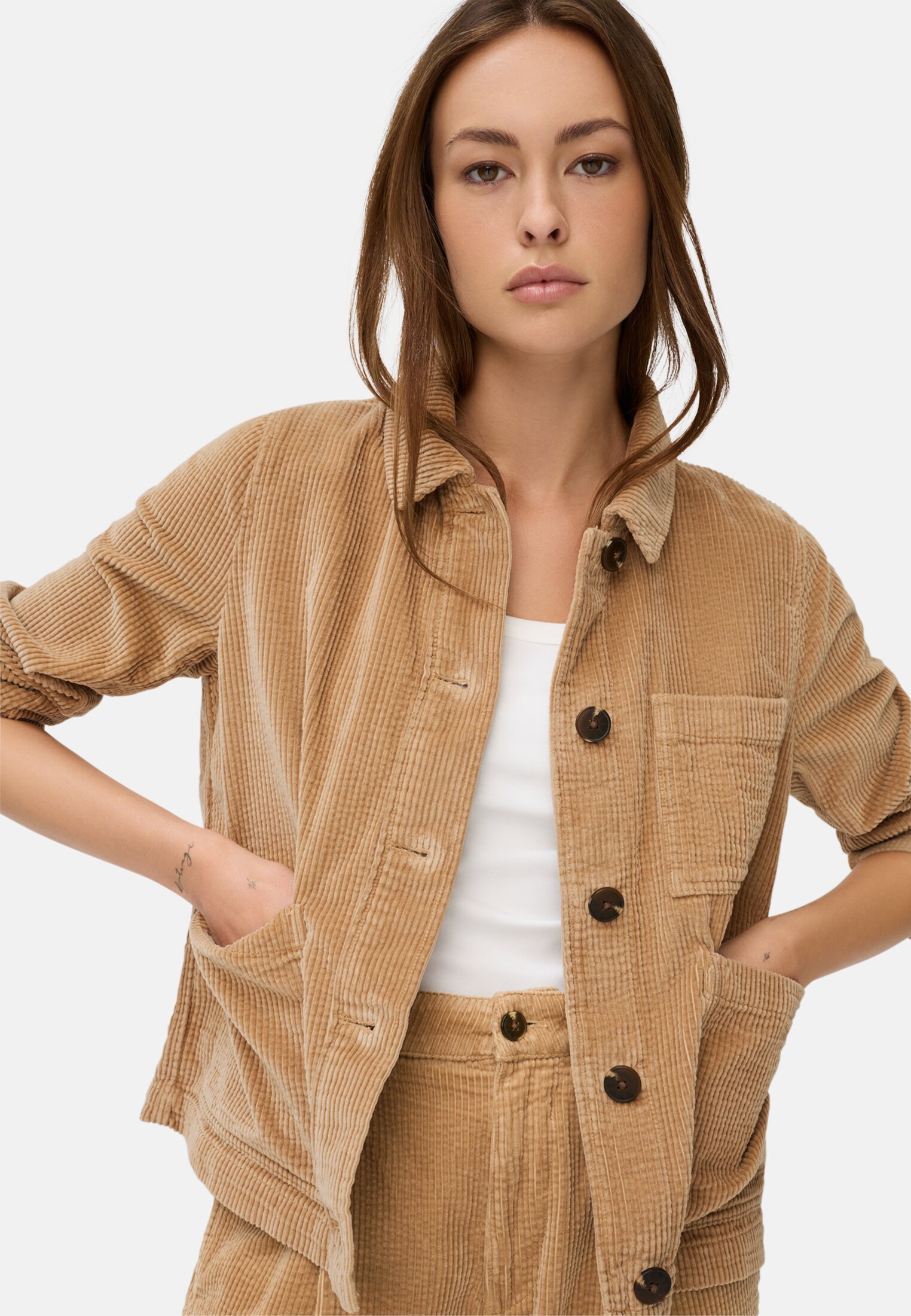 Damen Indoor Blazer im Mehrtaschendesign Karamell getragen emotional