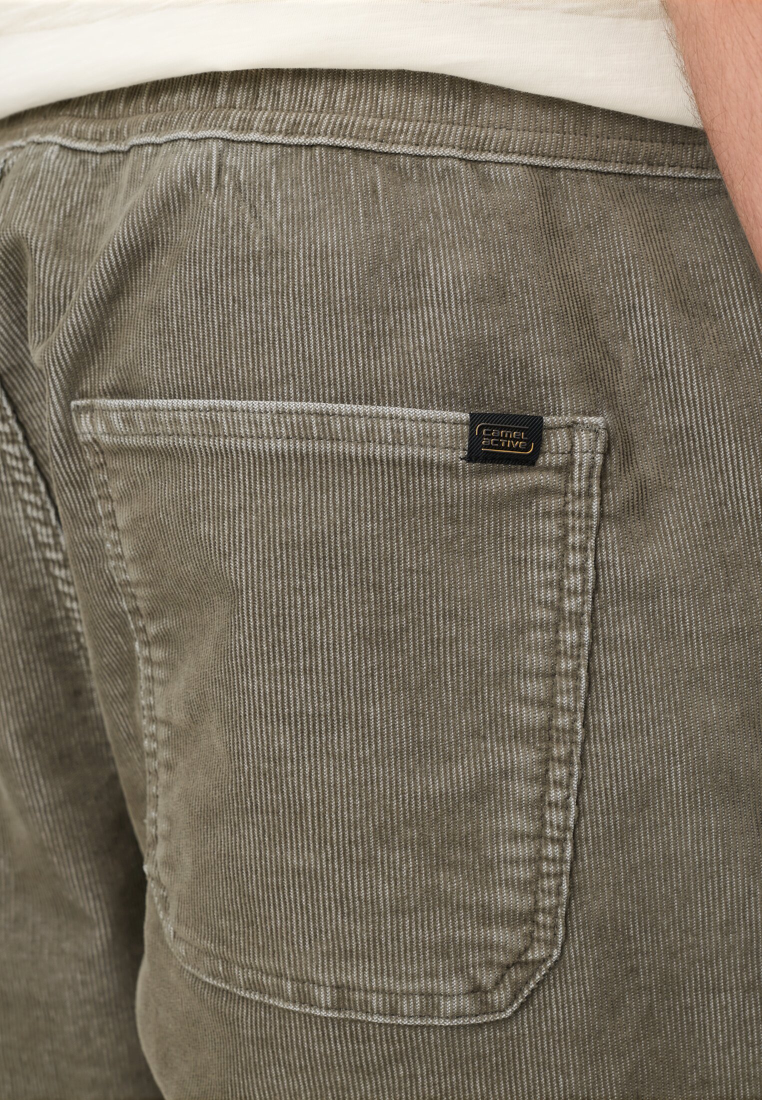 Herren Bermuda Shorts mit Tunnelzug Olivgrün getragen detailliert nah