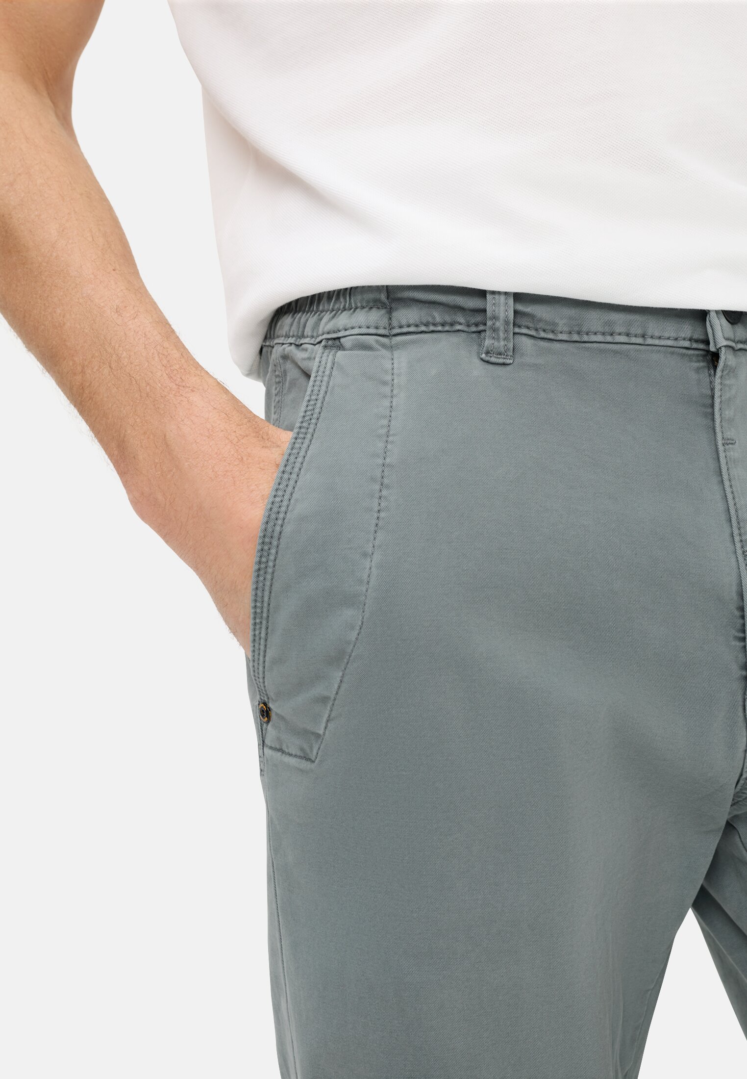 Heren Chinobroek met elastische tailleband Stormblauw gedragen detail dichtbij