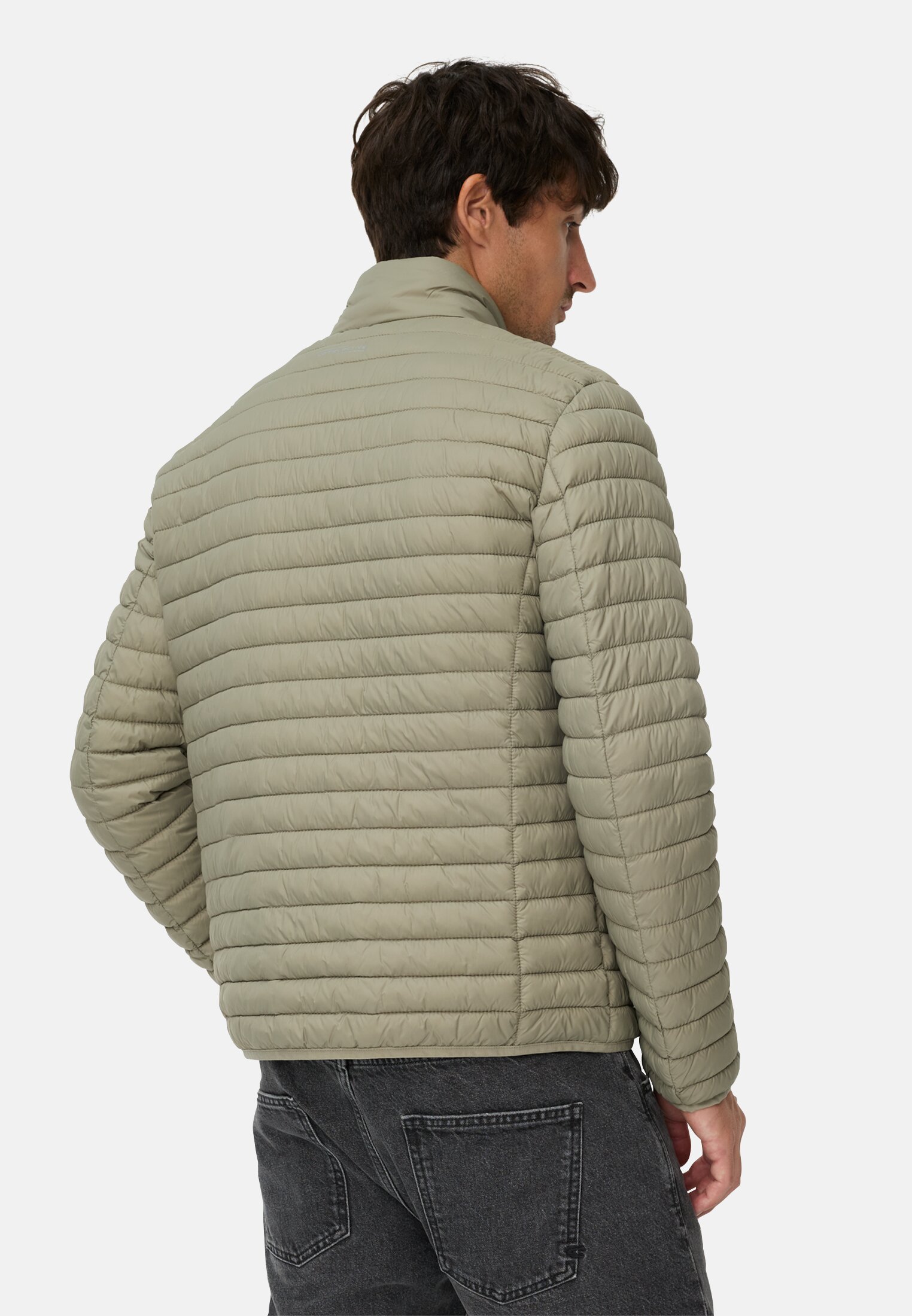 Herren Steppjacke mit Reißverschlusstaschen Grün getragen hinten