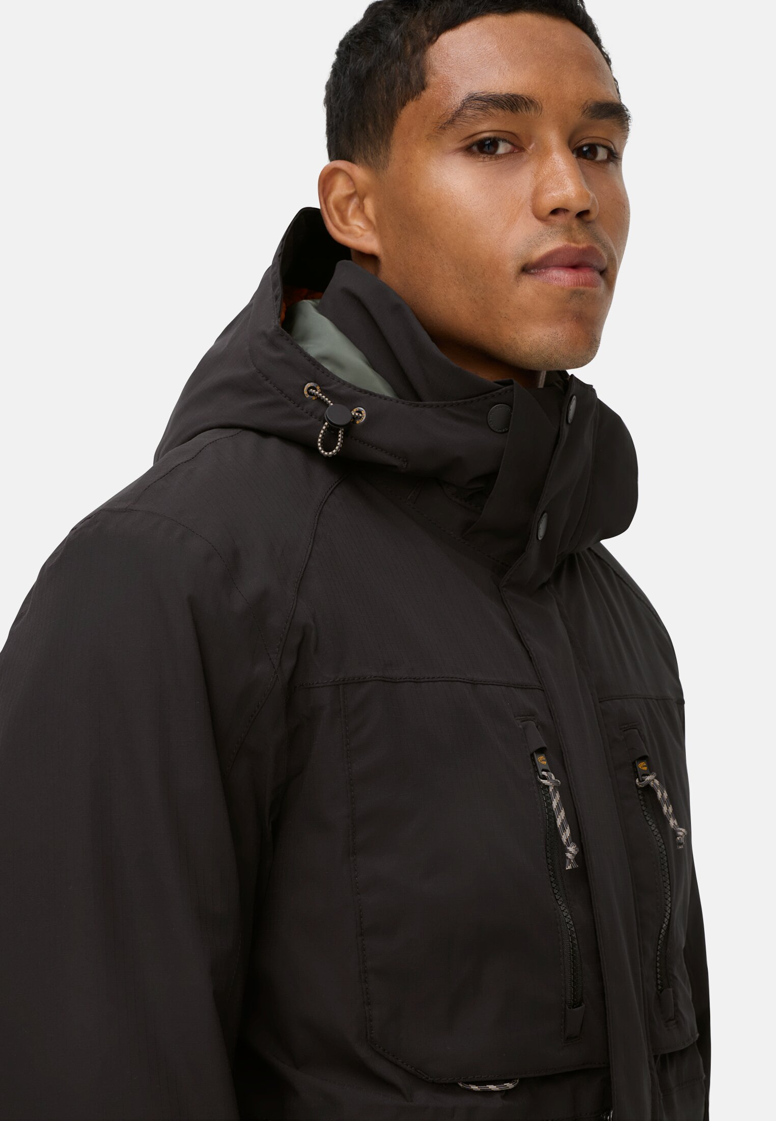 camelactive_Funktionsjacke_Asphalt_420064-6N07-88_M5 Herren teXXXactive® Jacke mit abnehmbarer Kapuze Schwarz getragen detailliert nah