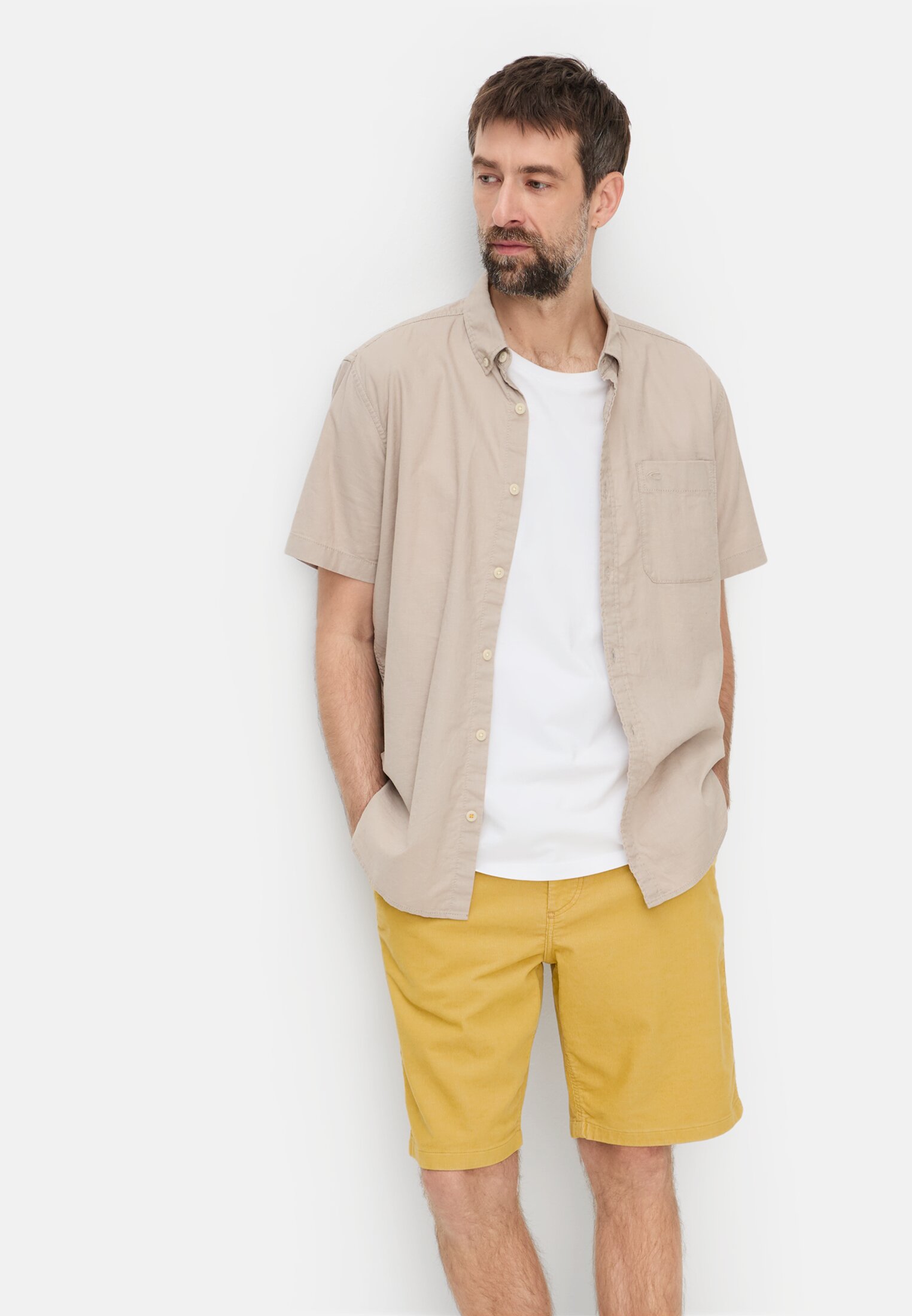 Herren Bermuda Shorts mit Tunnelzug Sonnengelb getragen emotional