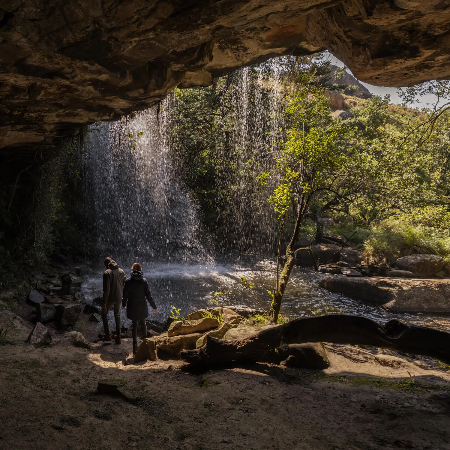 camel active - Do's & don'ts in der Natur - zwei Menschen stehen in einer Grotte