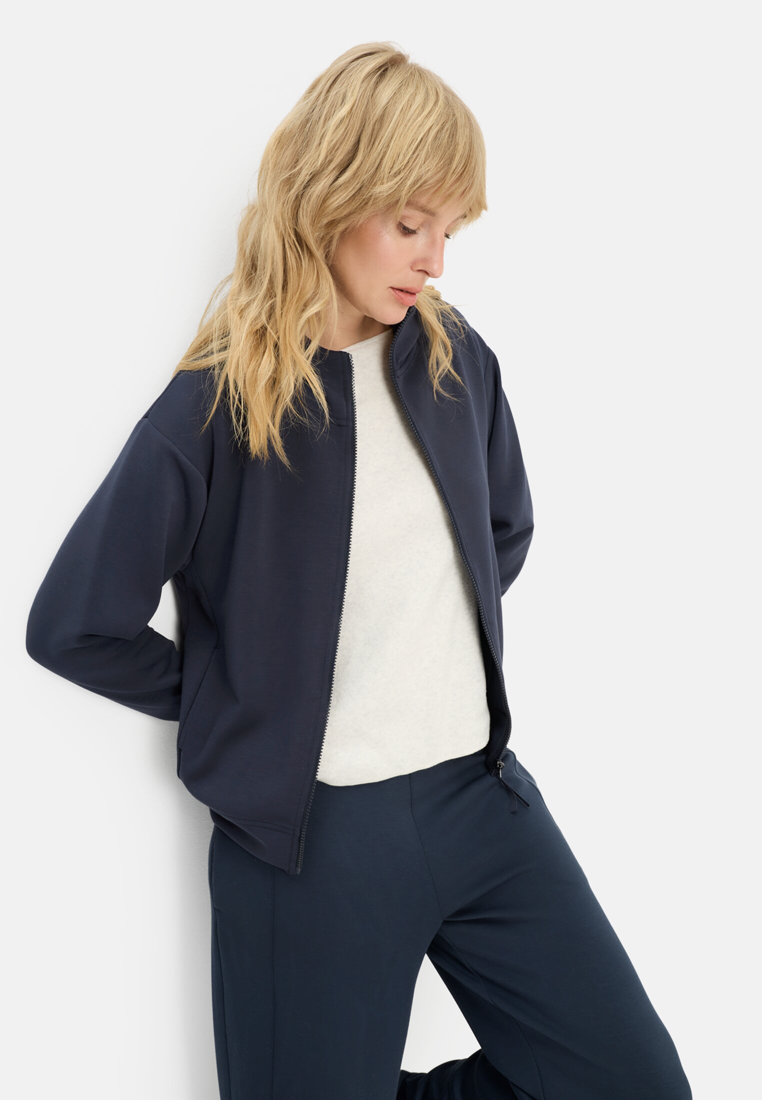 Vrouwen Sweatvest met capuchon Donkerblauw gedragen emotional