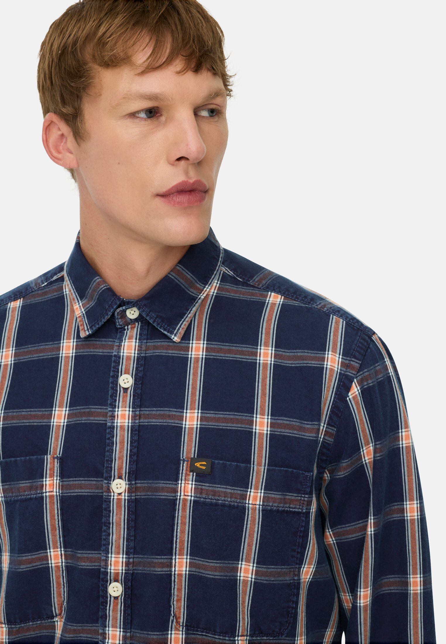 Herren Hemd mit Brusttaschen Blau-Orange getragen detailliert nah