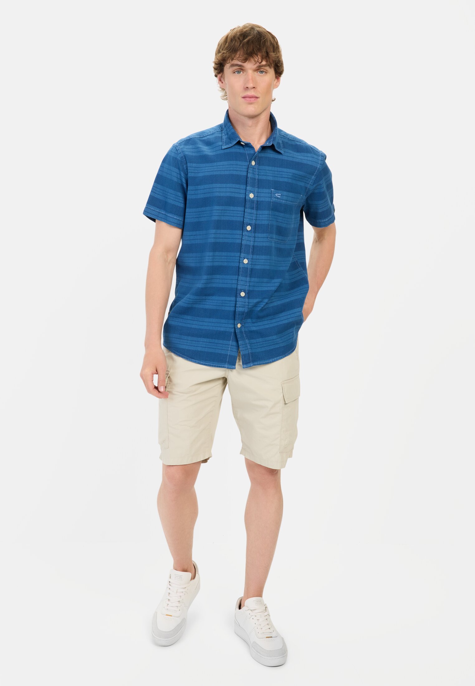 camelactive_CargoShorts_Light_Blue_409257-5S57-41_M3 Herren Kurzarm-Hemd aus Baumwolle Blau getragen vorne Ganzkörper