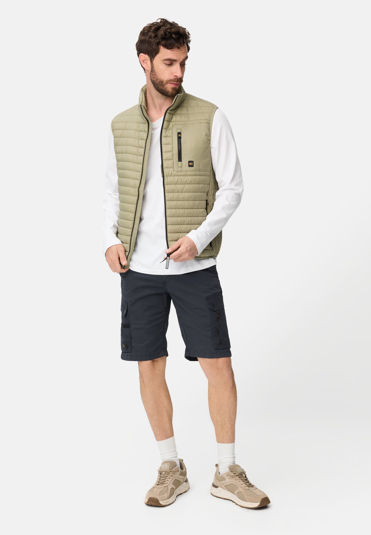 Herren Bermuda Shorts mit Cargo-Taschen Dunkelblau getragen vorne Ganzkörper