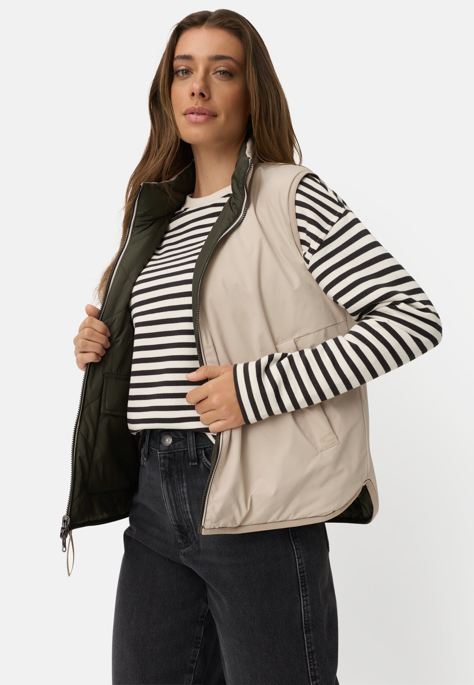Women Reversible vest with 2-way zipper Forest Green worn emotional