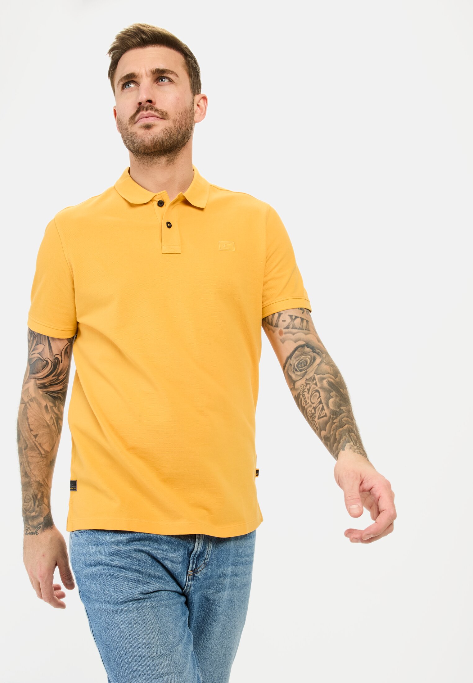 MI_09920-5P00-65_M4-00 Herren Kurzarm Poloshirt aus Baumwolle Orange getragen emotional