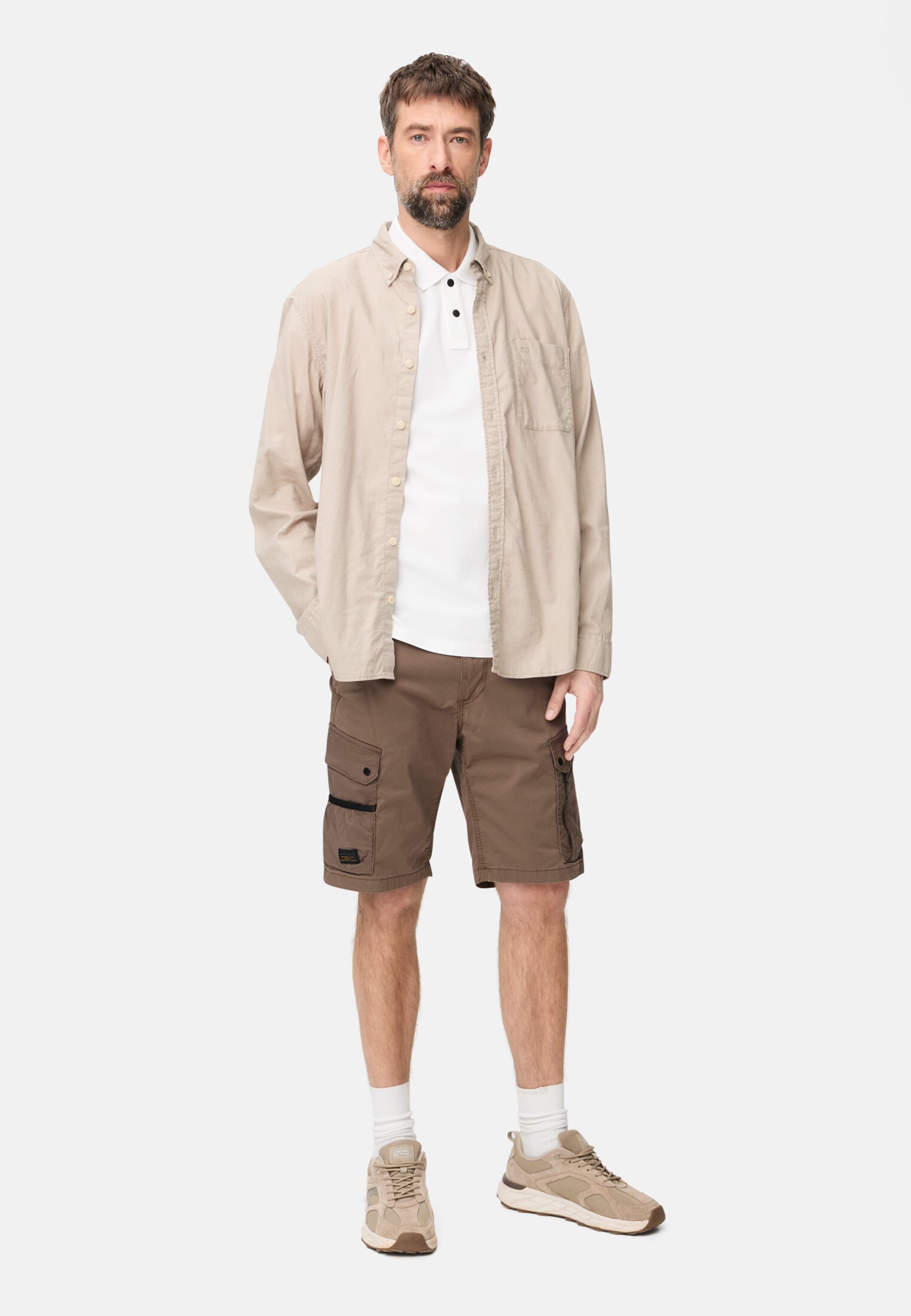 Herren Bermuda Shorts mit Cargo-Taschen Schlammbraun getragen vorne Ganzkörper