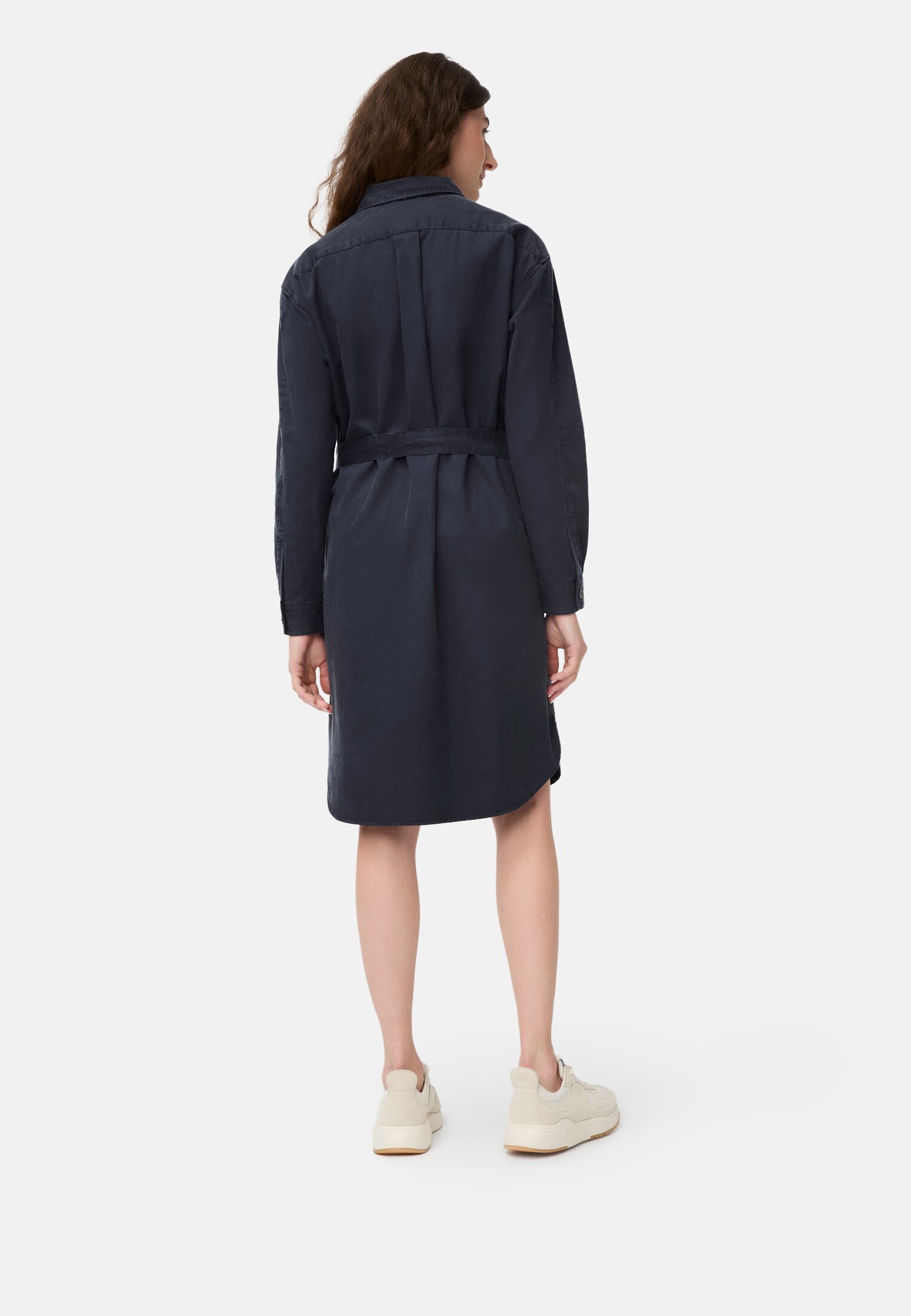 Damen Kleid mit Taillengürtel Nachtblau getragen hinten