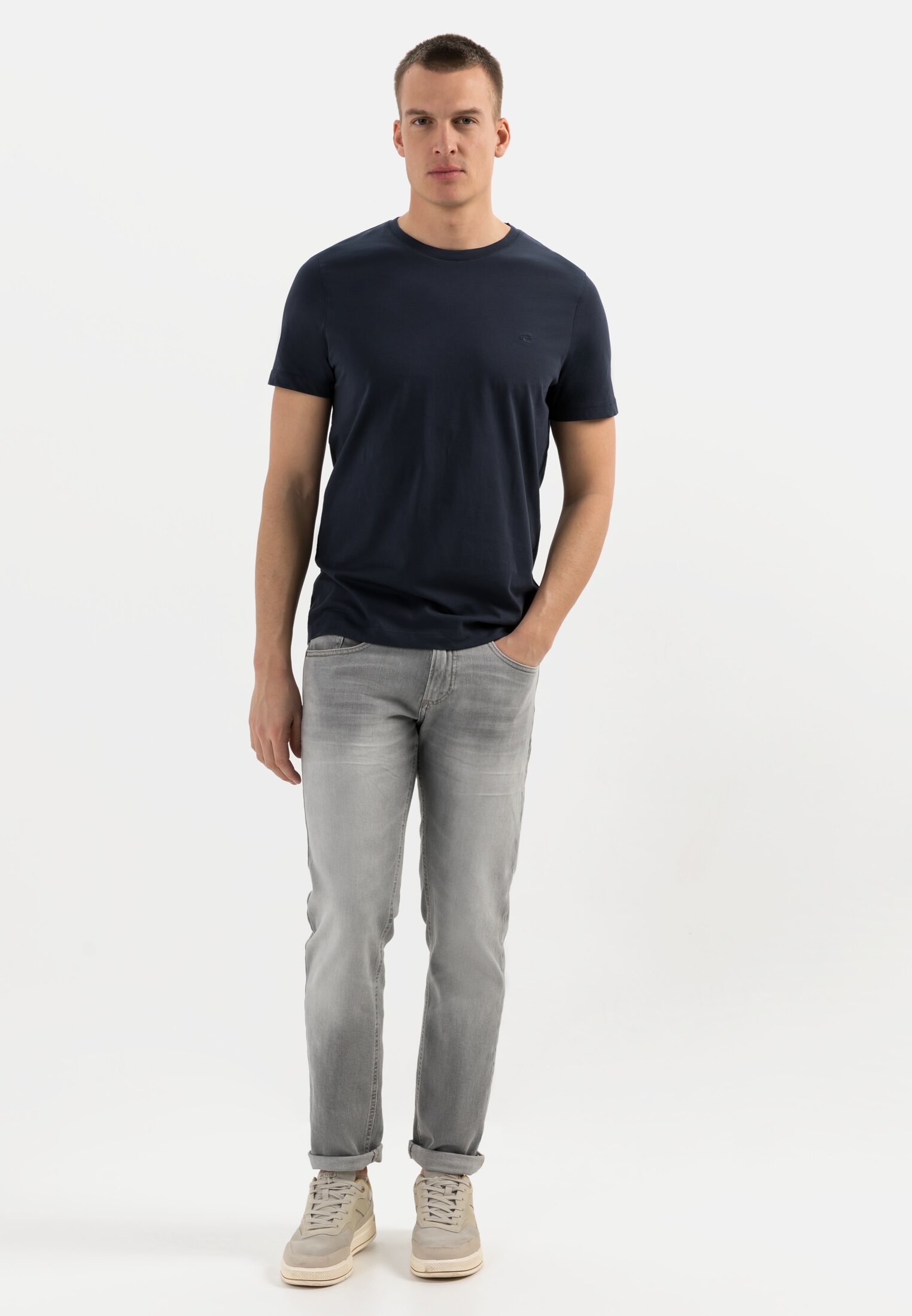 Herren Basic T-Shirt mit Rundhals aus Organic Cotton Dunkelblau getragen vorne Ganzkörper