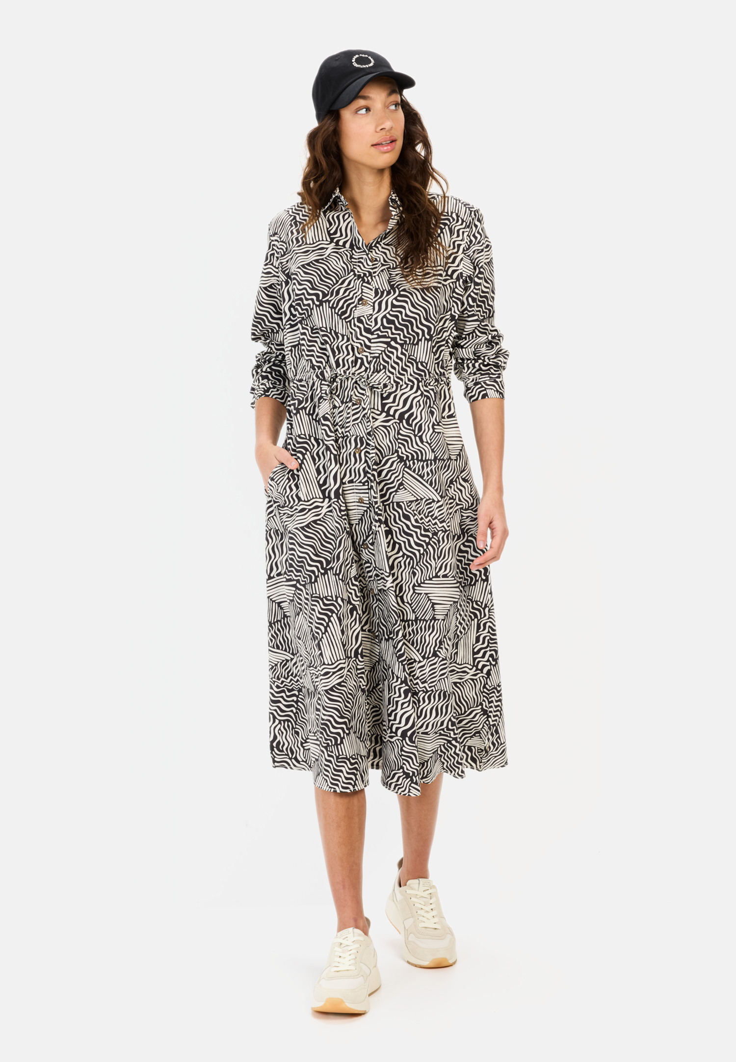 Women Long shirt dress with all-over print Black-White worn front