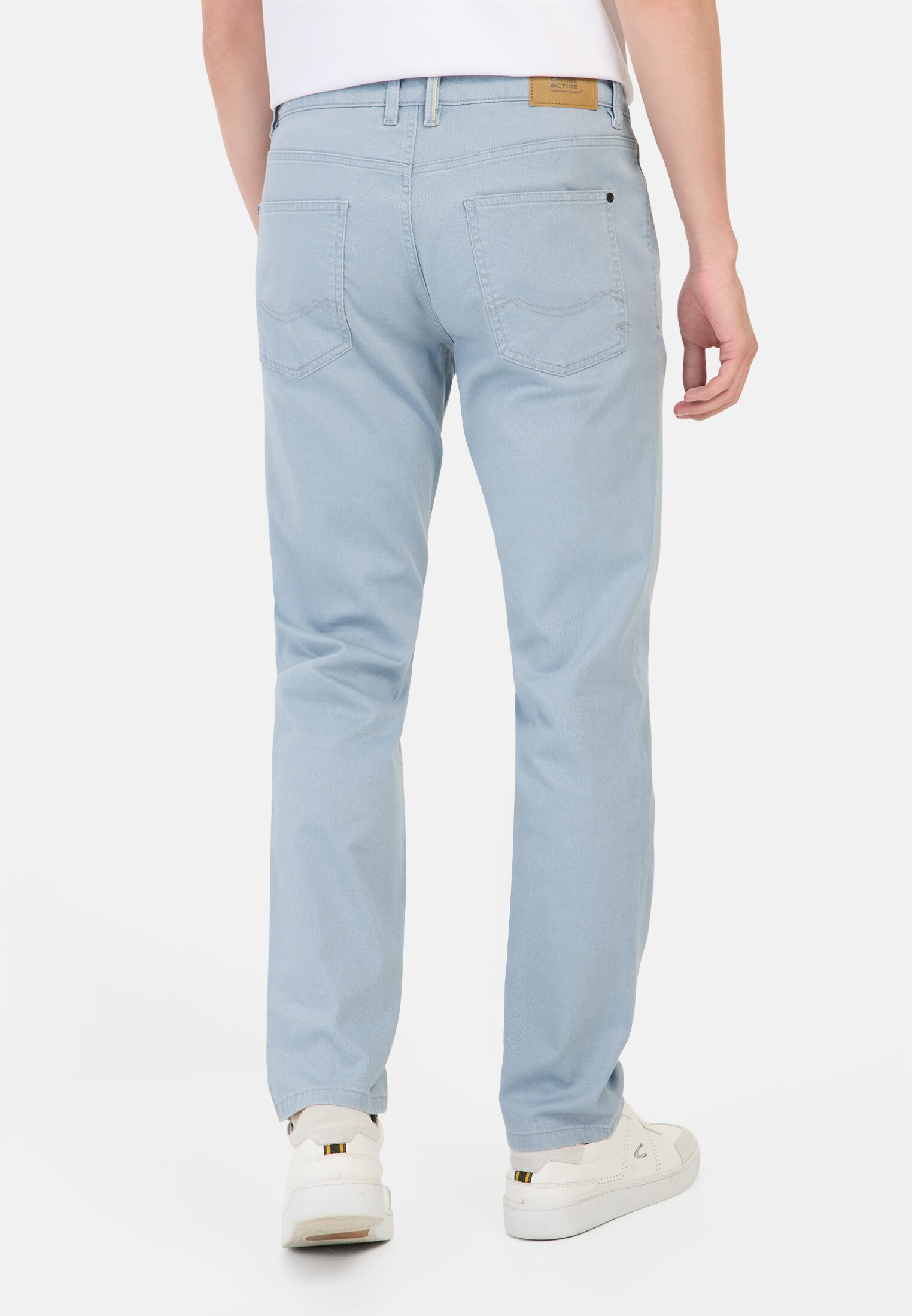 Herren Regular Fit 5-Pocket Hose Hellblau getragen hinten