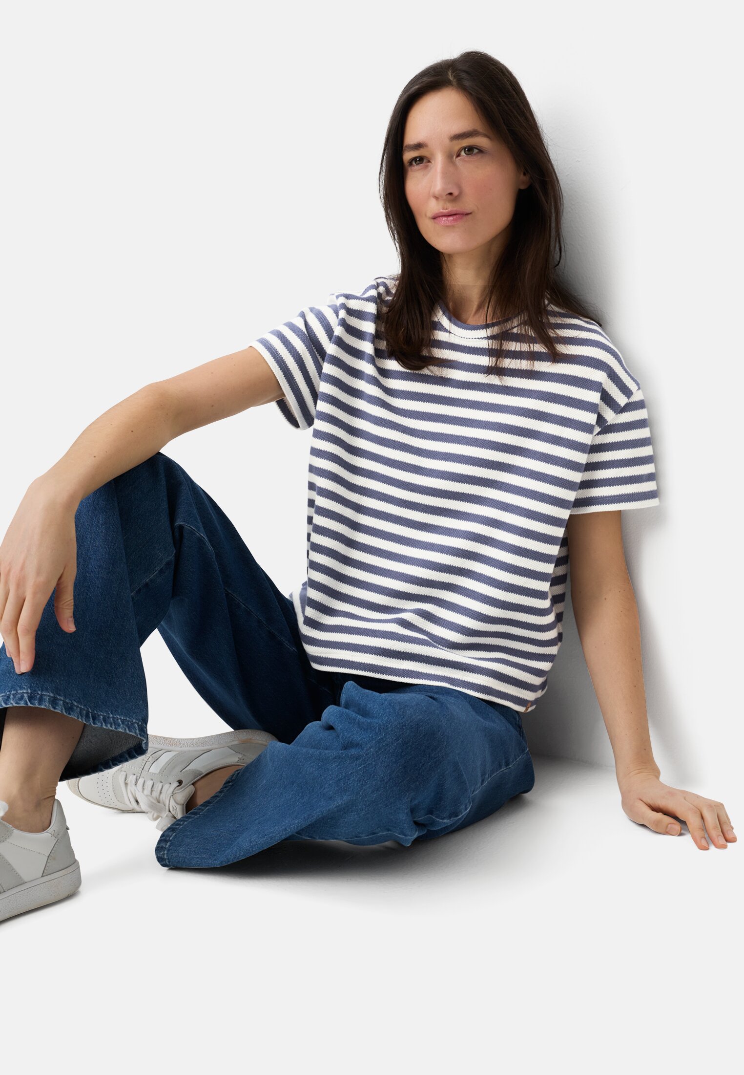 Women T-shirt with crew neck Ocean Blue worn emotional